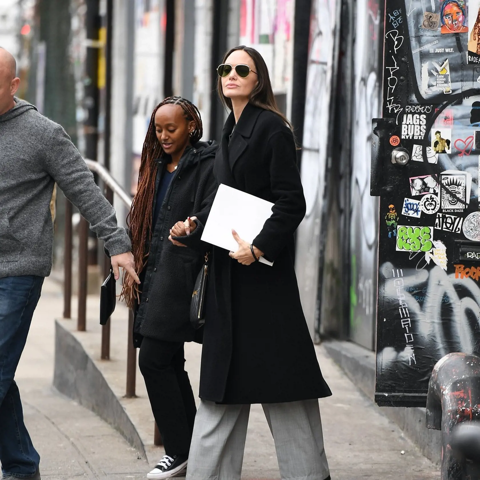 Najnovšie snímky Angeliny Jolie  ukazujú, že jej zjavne nová spoločnosť veľmi prospieva a okrem vycibreného štýlu je na nej vidieť aj iné zmeny. Inokedy vychudnutá hviezda momentálne pôsobí oveľa plnšie, čo si môžete všimnúť najmä na jej tvári.