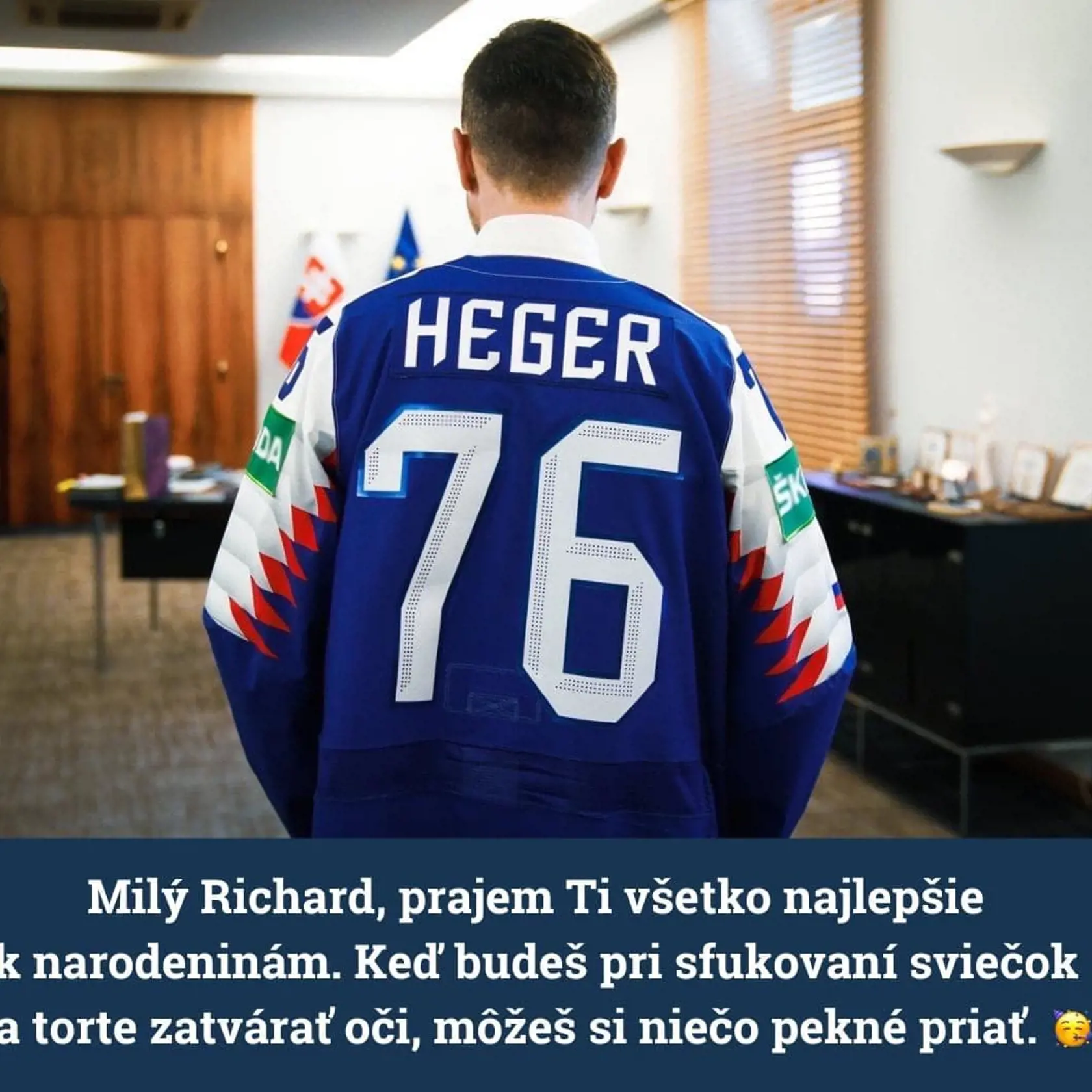 Šéfovi SaS Richardovi Sulíkovi medzi prvými gratuloval k narodeninám dočasne poverený premiér Eduard Heger (OĽaNO) a to skutočne nevšedným spôsobom! Na sociálnej sieti zverejnil fotografiu, kde je oblečený v drese s nápisom "HEGER 76".