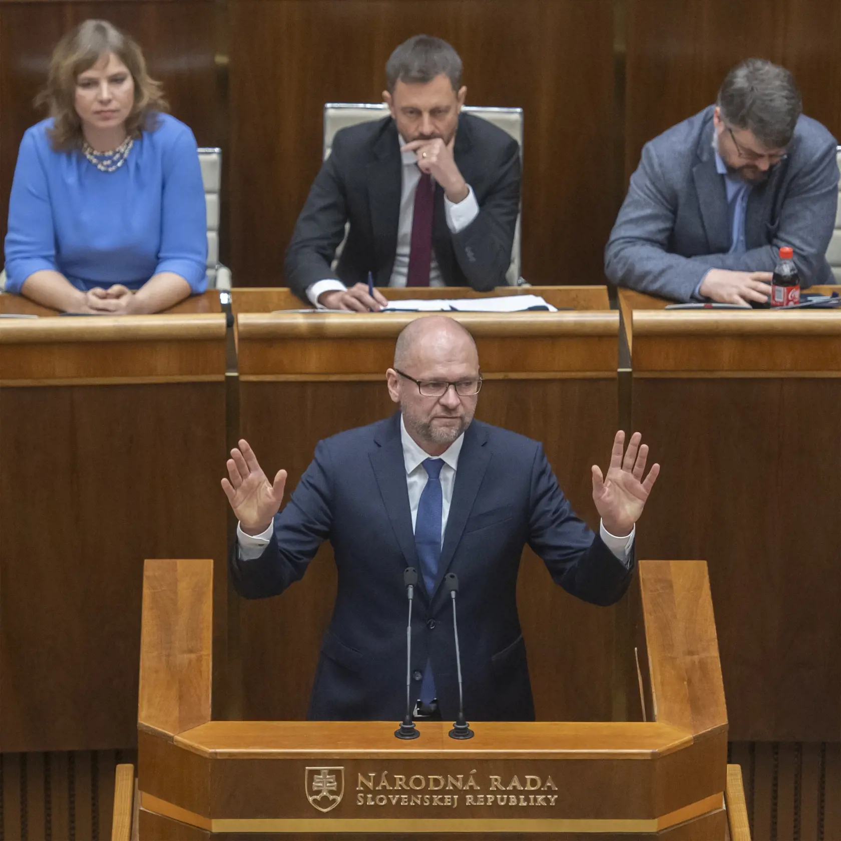 Na snímke uprostred dole poslanec NR SR Richard Sulík (SaS) a hore zľava ministerka investícií, regionálneho rozvoja a informatizácie SR Veronika Remišová (Za ľudí), premiér SR Eduard Heger (OĽANO) a podpredseda vlády SR Štefan Holý (Sme rodina) počas rokovania mimoriadnej 79. schôdze parlamentu SR 8. decembra 2022 v Bratislave. FOTO TASR - Martin Baumann