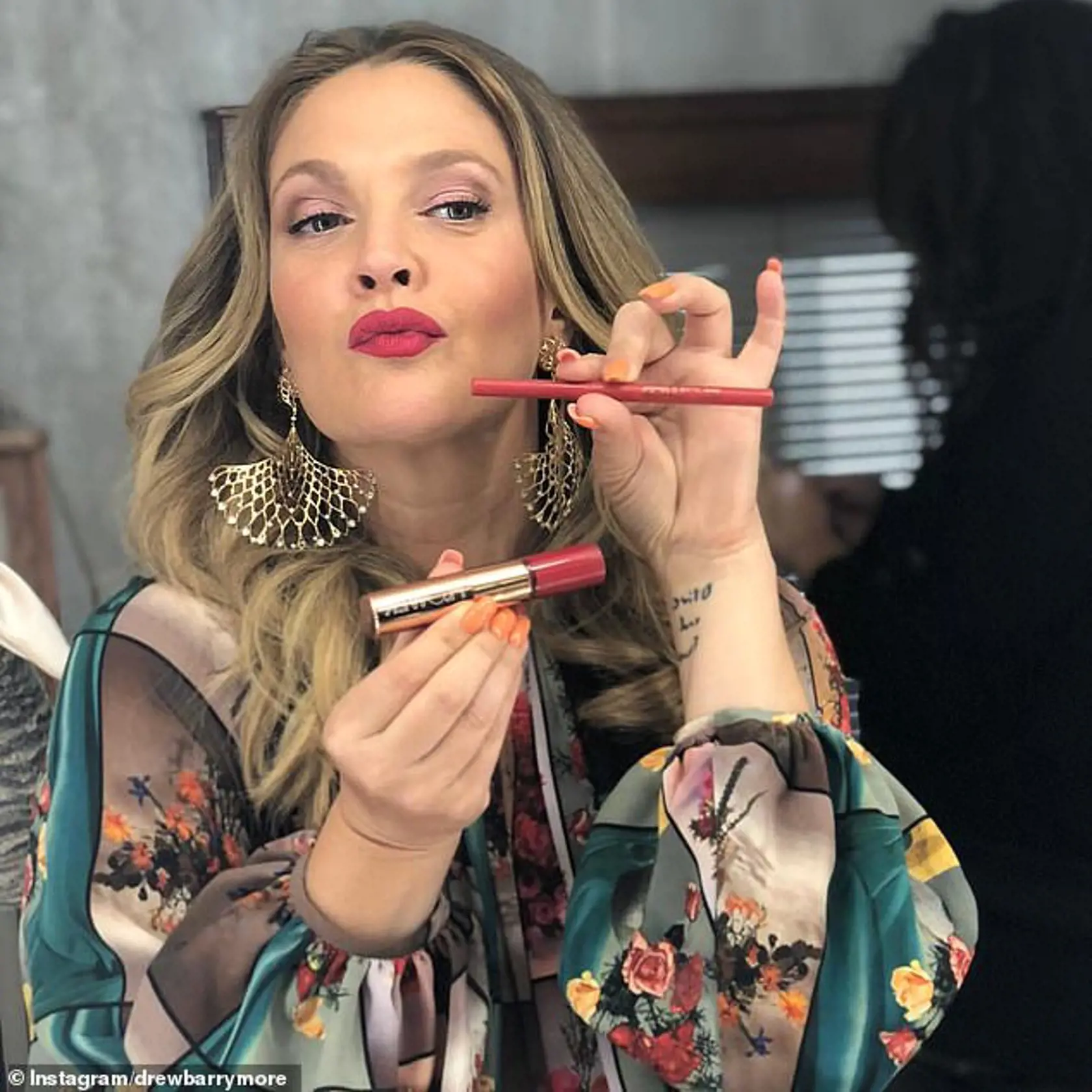 Drew Barrymore (47) – Flower Beauty: 
Takmer dekádu herečka pripravuje vlastnú cenovo dostupnú kozmetickú radu „Kvetinová krása“, ktorú zákazníčky nájdu v bežných supermarketoch. Ešte dlhšie produkuje aj vína „Barrymore Wine“.
