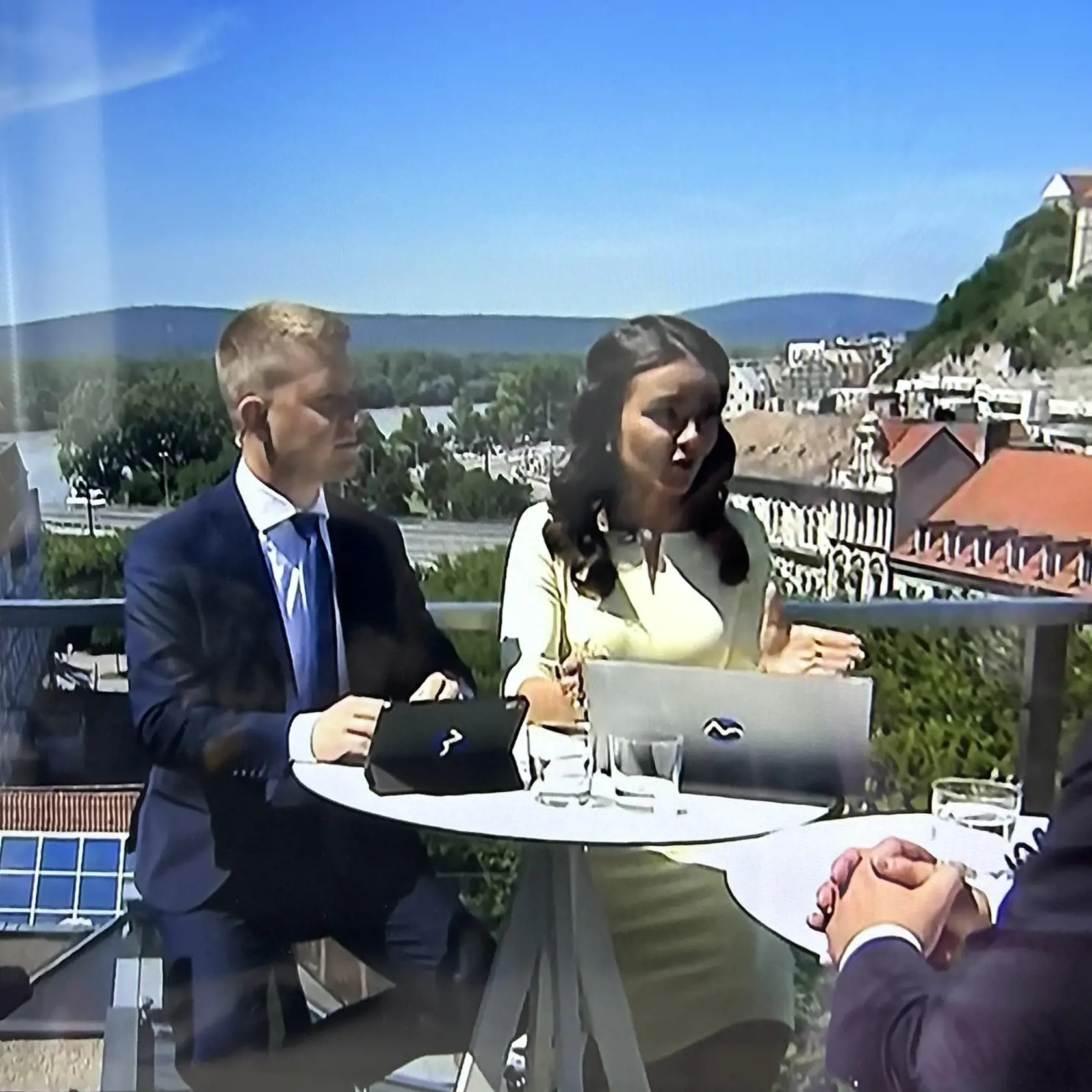 Ivana Zuzelková a Dominik Matulaj počas mimoriadnej relácie k inaugurácii prezidenta SR Petra Pellegriniho. Moderátorka zvolila svetložlté šaty.