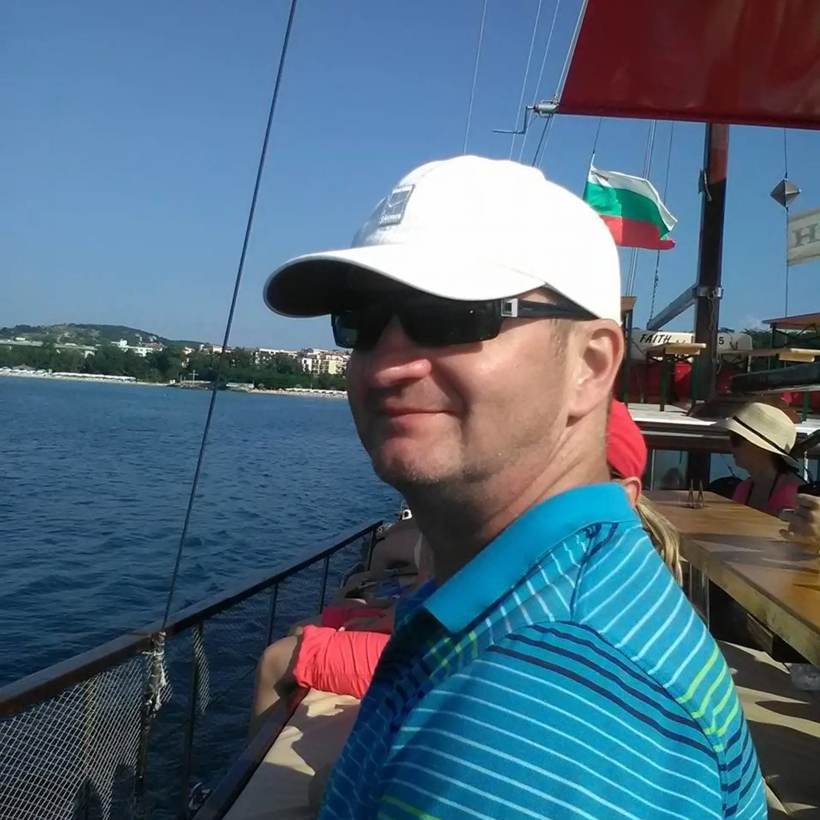Nebohý päťdesiatnik Ivan pracoval v penzióne Dolinka v miestnej časti Gápeľ vo Valaskej Belej ako čašník. Bol rozvedený, mal malú 7-ročnú dcérku, ktorá bola jeho životom. V piatok ho našli mŕtveho vo vírivke pri penzióne aj so ženou v jeho veku s ktorou mal začínajúci vzťah.
