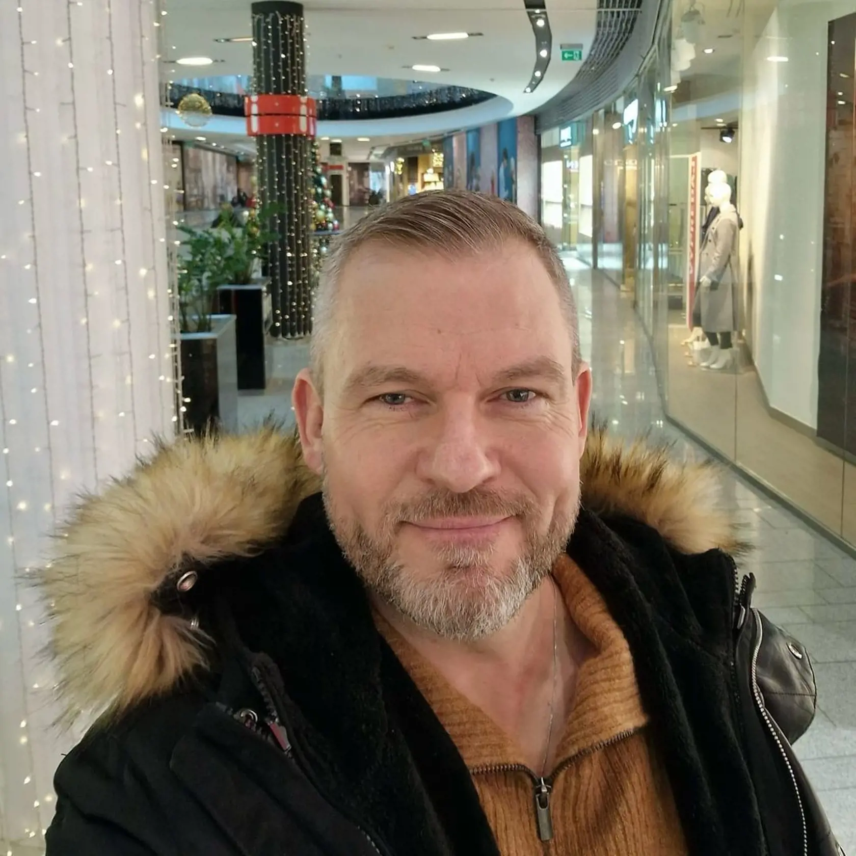 Peter Pellegrini (Hlas) zo Štedrého dňa neukázal nič, tesne predtým sa však podelil s ľuďmi fotografiou z nákupného centra a poprial príjemné sviatky.