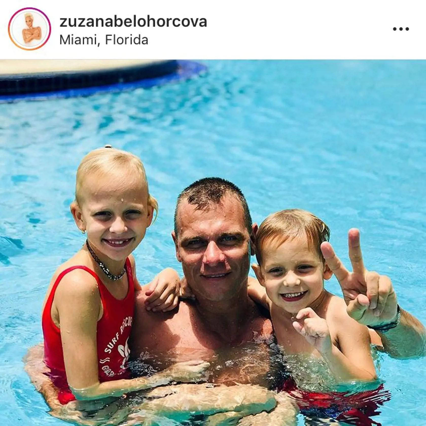 Na svojho otca nezabudla ani Zuzana Belohorcová, ktorá sa pochválila spoločným záberom jej manžela Vlastu s ich dvoma deťmi Salmou a Neviom.