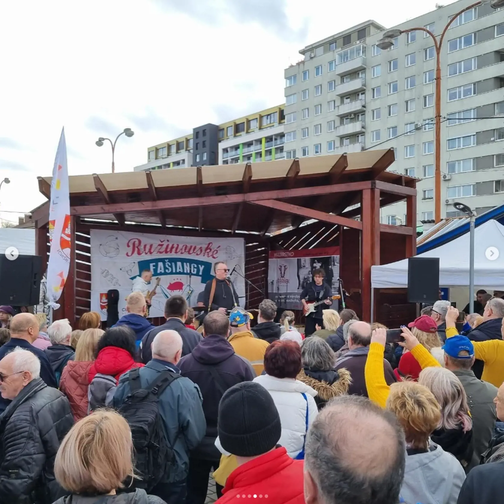 „Miletička - najväčšie trhovisko v Bratislave, sa nachádza práve v Ružinove a mám rád jedinečnú atmosféru tohoto miesta. Preto som dnes oblek s kravatou vymenil za pohodlnejšie oblečenie a zašiel som si trochu vydýchnúť na RUŽINOVSKÉ FAŠIANGY, ktoré sa dnes konali práve na Miletičke. Stretol som sa tam a podebatoval s mnohými milými ľuďmi," komentoval svoje fotografie z víkendu minister financií Ladislav Kamenický (Smer).