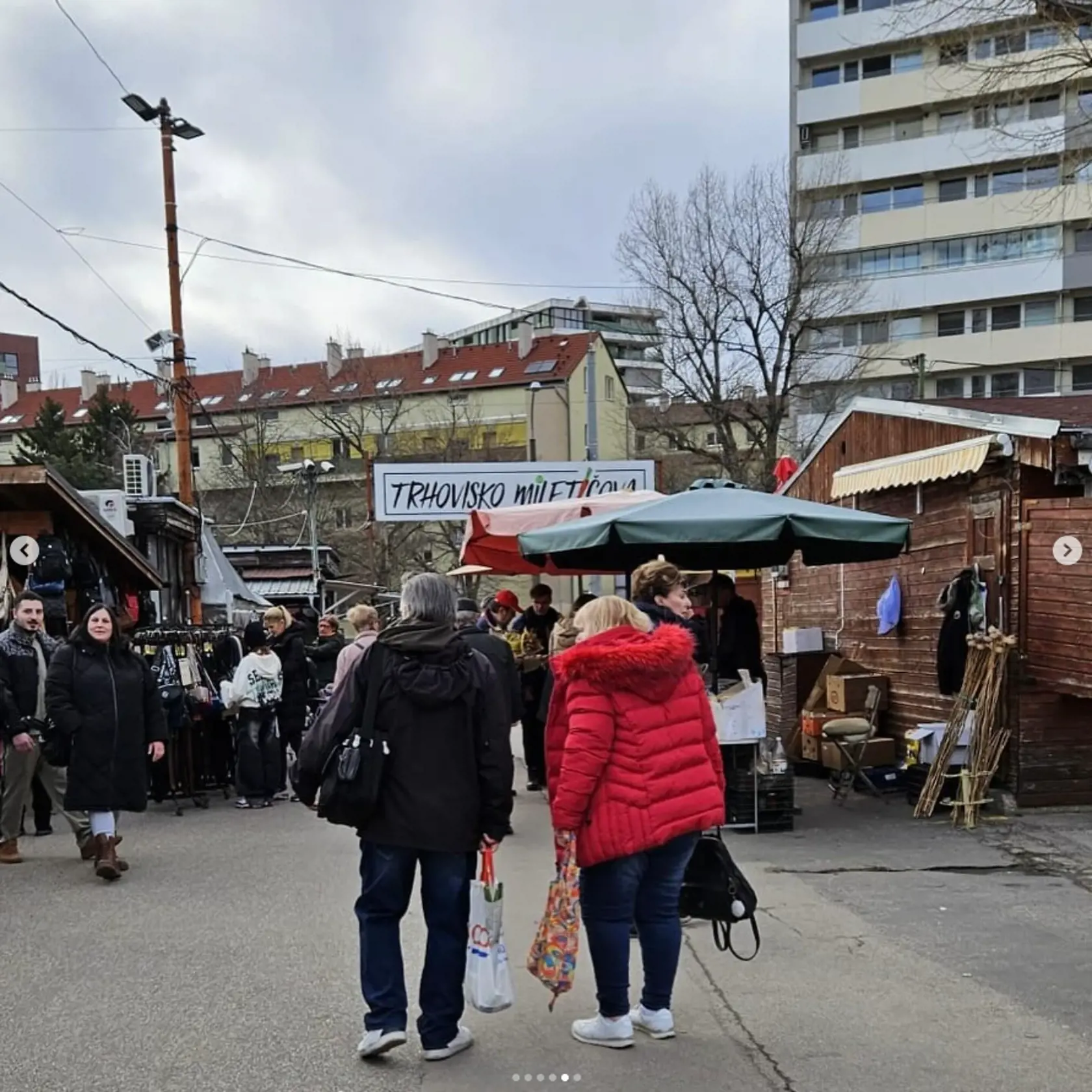 „Miletička - najväčšie trhovisko v Bratislave, sa nachádza práve v Ružinove a mám rád jedinečnú atmosféru tohoto miesta. Preto som dnes oblek s kravatou vymenil za pohodlnejšie oblečenie a zašiel som si trochu vydýchnúť na RUŽINOVSKÉ FAŠIANGY, ktoré sa dnes konali práve na Miletičke. Stretol som sa tam a podebatoval s mnohými milými ľuďmi," komentoval svoje fotografie z víkendu minister financií Ladislav Kamenický (Smer).