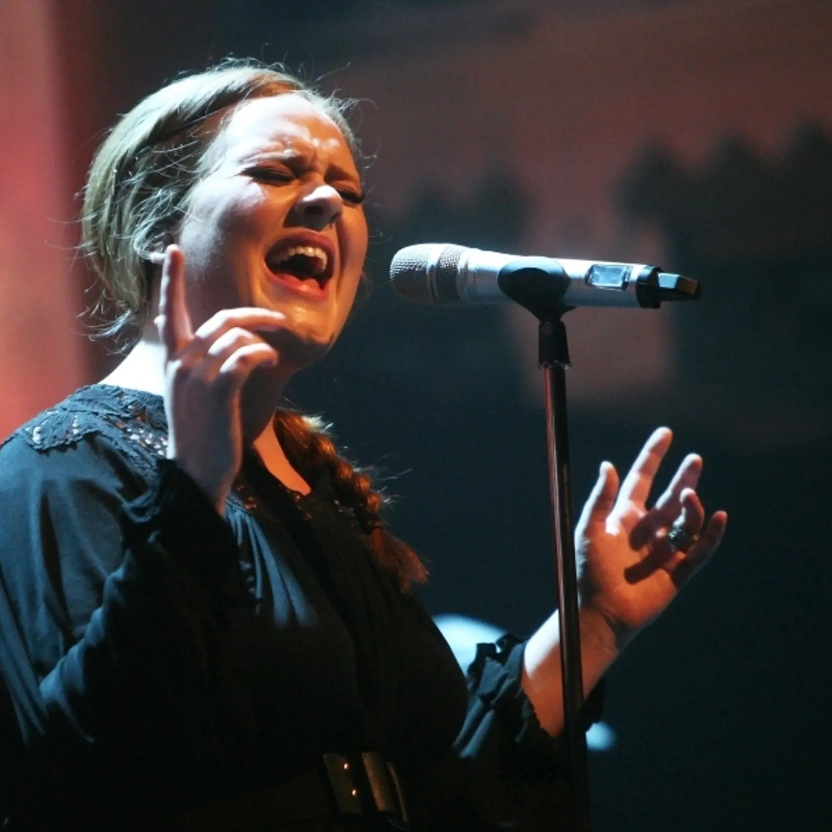 Adele svojím prejavom obmäkčila srdce nejedného drsňáka.
