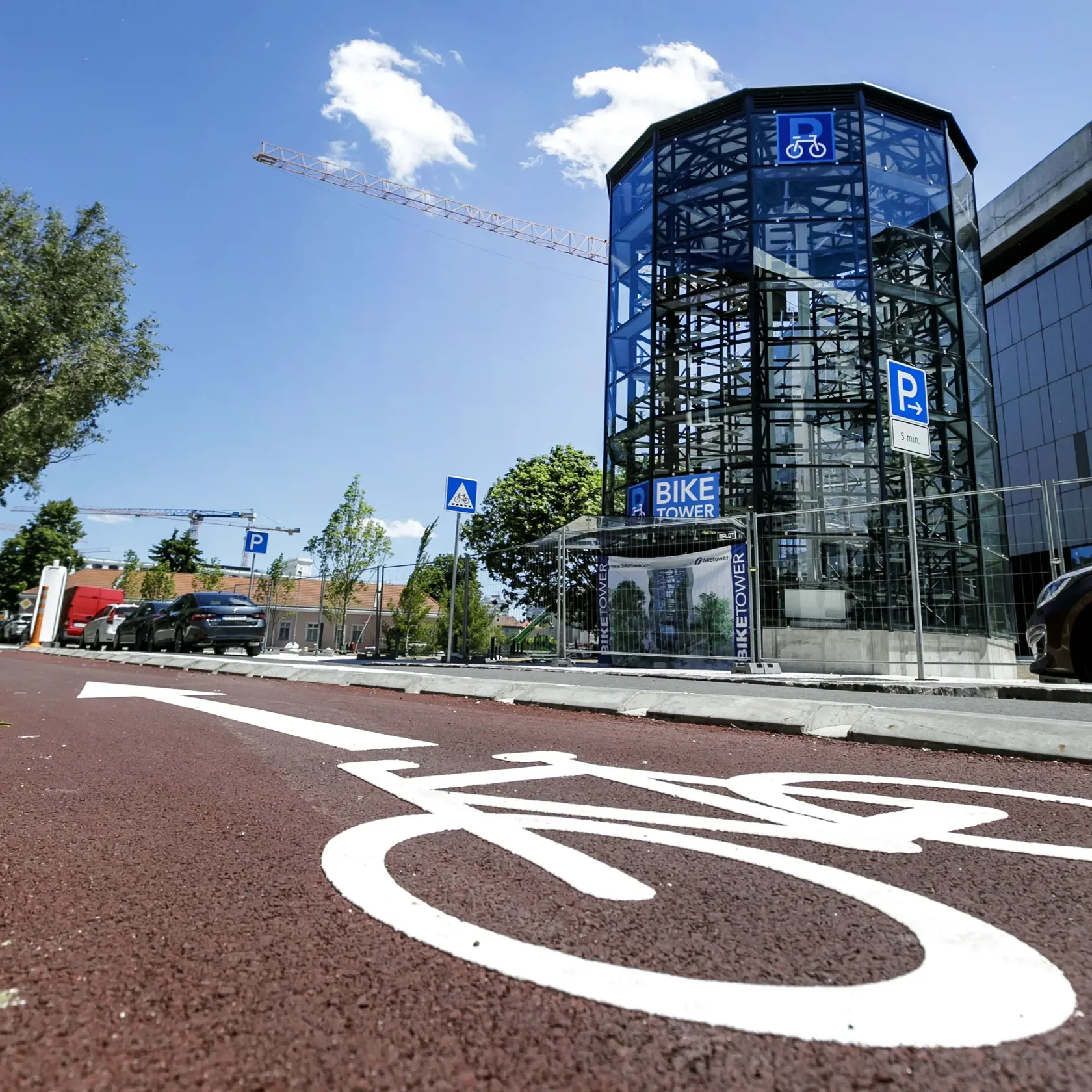 Na snímke cykloveža, ktorá vyrástla pri novej autobusovej Stanici Nivy na Páričkovej ulici. Jej kapacita je 118  bicyklov, ktoré by inak zabrali plochu cca 150 štvorcových metrov. K dispozícii by mala byť po otvorení projektu Stanica Nivy. V Bratislave 3. júna 2021. FOTO TASR - Dano Veselský