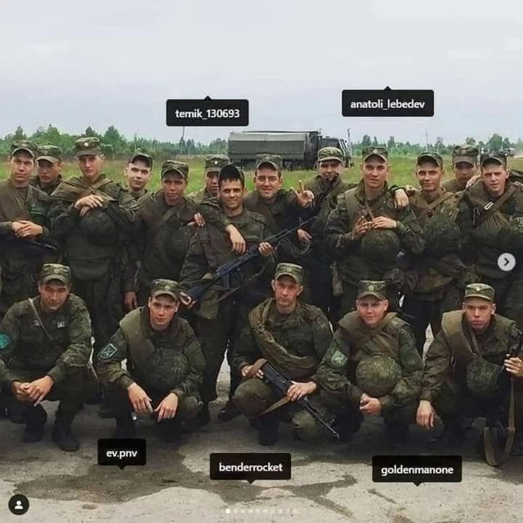 „Vaši synovia sú vrahovia. Kati. Lupiči,“ odkázal prezident Zelenskyj ruským matkám po tom, čo úrady zverejnili identitu predpokladaných „mäsiarov z Buče“. Najmladší z týchto katov mali len 23 rokov.