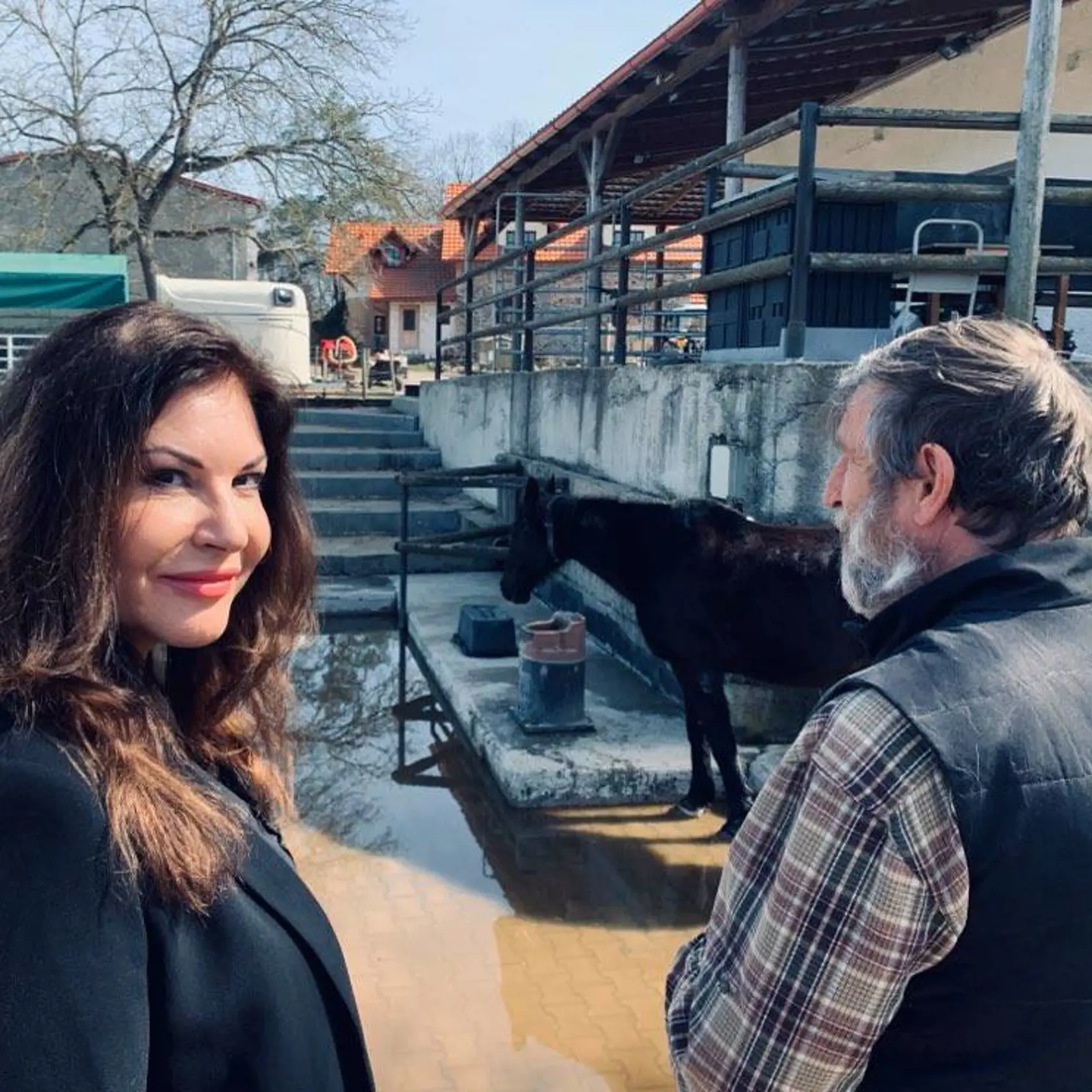 Andrea s hercom Václavom Vydrom na jeho farme.