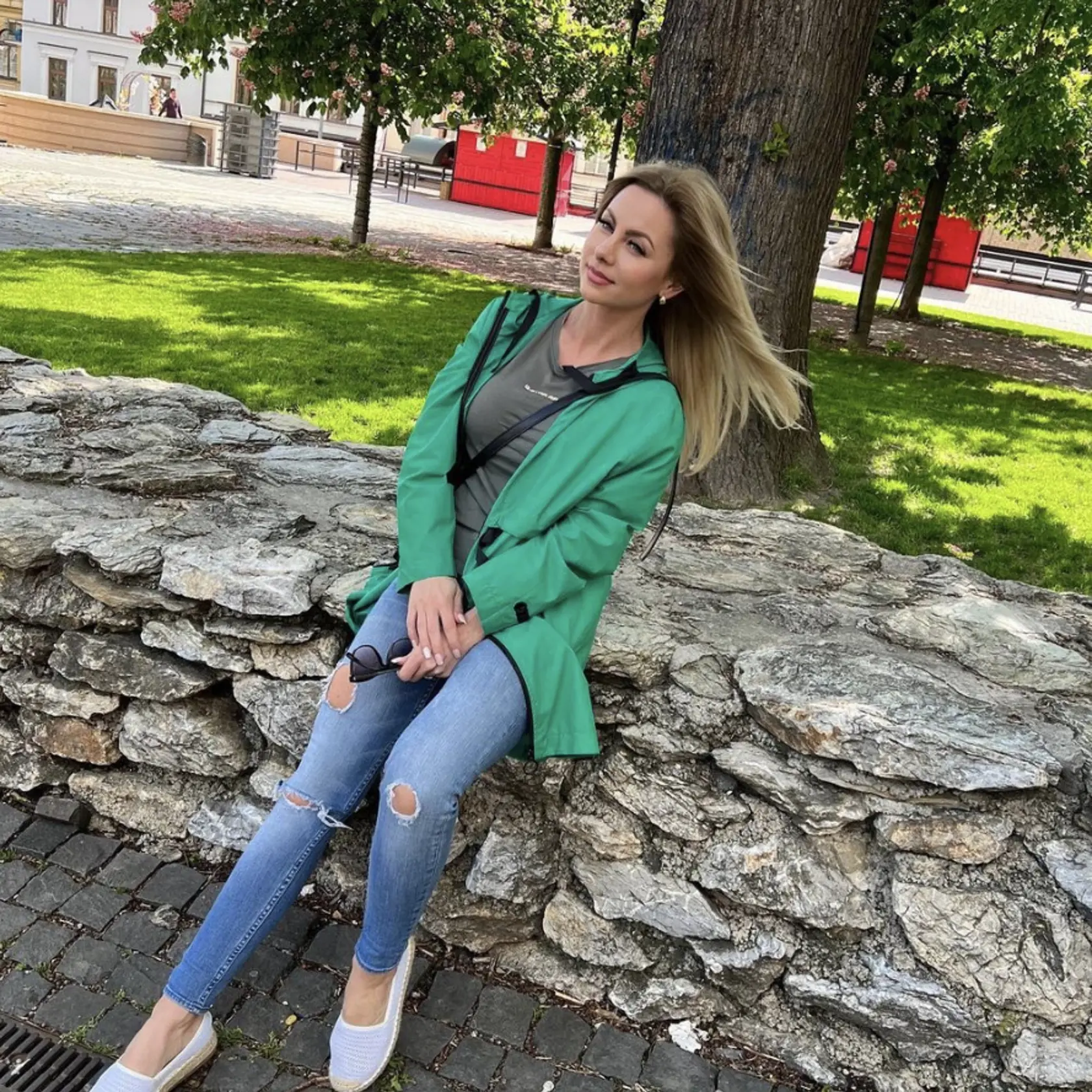 V meste. Monika Křivová je žena vhodná do voza aj do koča. Vyštudovala právo, je manuálne zručná. Dokáže si poradiť v mnohých situáciách, aj v takých, v ktorých zostáva väčšina žien bezradná.