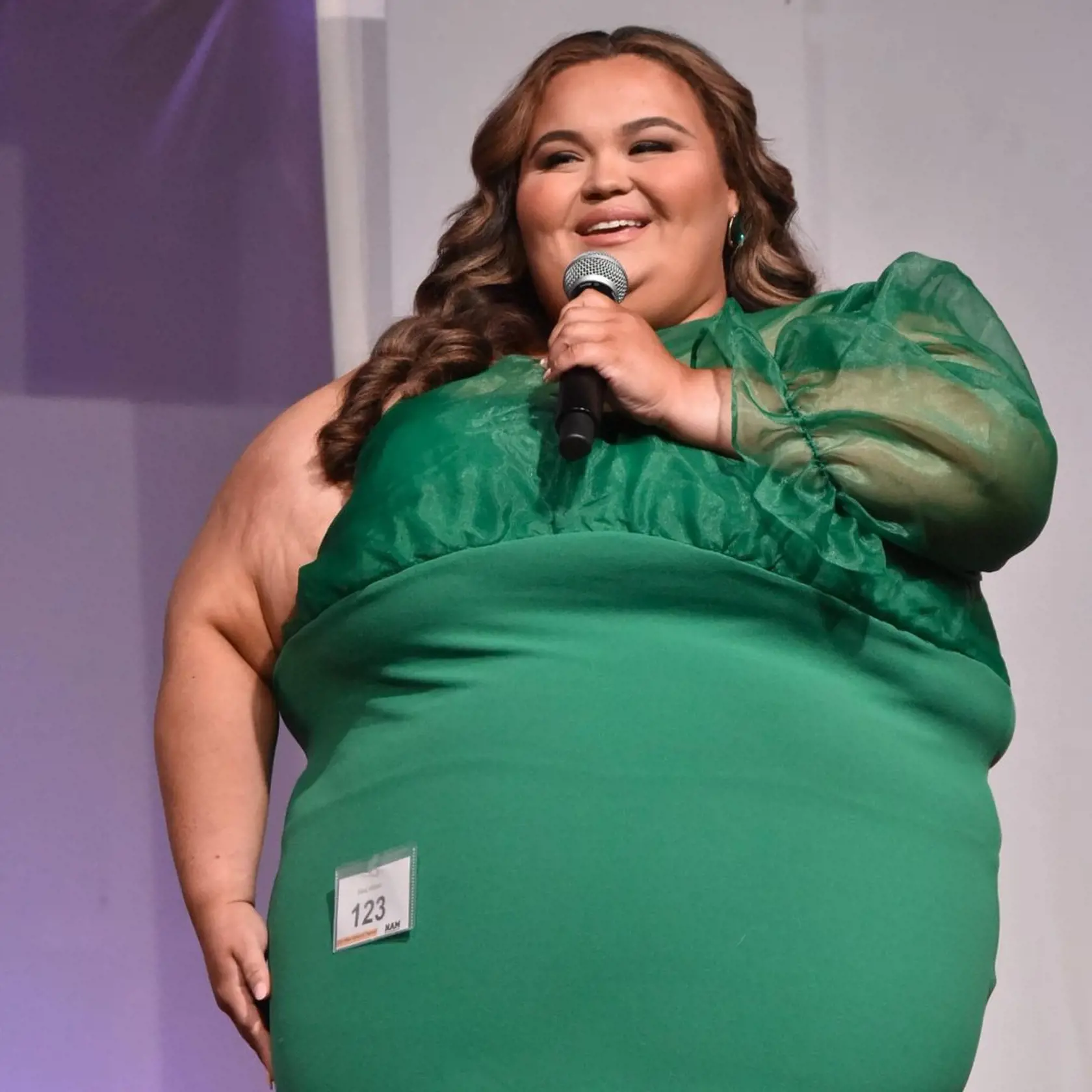 National American Miss tak čelí kritike, že propaguje obezitu, ktorá je spájaná s množstvom zdravotných problémov. Samotná Sara sa z výhry neskonale teší, no miesto svetového mieru šíri osvetu ohľadne kyberšikany.