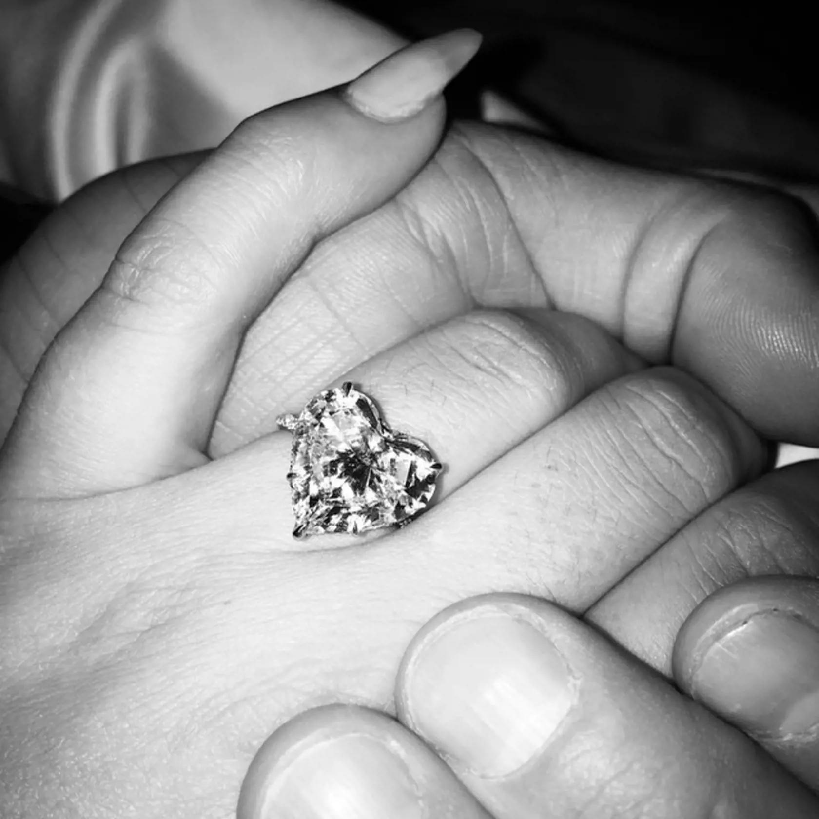 Er hat es getan. Ganz romantisch schenkte der US-Schauspieler Taylor Kinney am Valentinstag seiner Liebsten, Lady Gaga, einen Herzring und fragte sie damit, ob sie seine Frau werden will. Und sie sagte JA. Oh wie schoen. Glueckwunsch, ihr zwei! // He did it. As romantic as possible US-actor Taylor Kinney proposed to Lady Gaga on Valentine's Day with a heart-shaped diamond ring and asked her to marry him. And she said YES. Oh, how wonderful! Congrats to the happy couple!, Image: 218565649, Licens