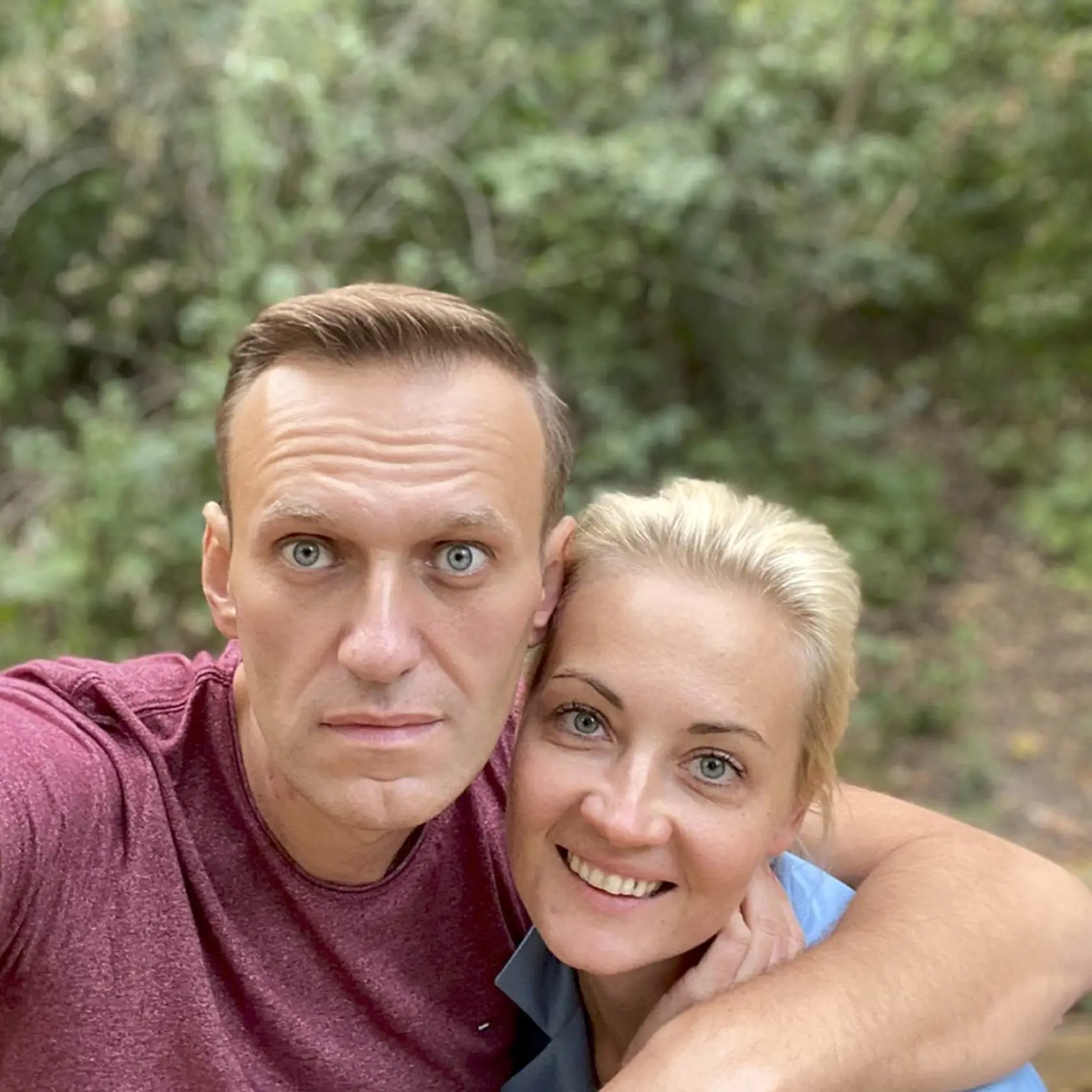 KK23 -  Na snímke zo sociálnej siete Instagram ruský opozičný líder Alexej Navaľnyj a jeho manželka Julija pózujú na neznámom mieste v Nemecku. Navaľného prepustili v utorok 22. septembra 2020 z berlínskej nemocnice Charité. V nemeckej metropole bol hospitalizovaný od 22. augusta. Letecky ho tam previezli zo sibírskeho mesta Omsk, kde ho hospitalizovali 20. augusta 2020 po tom, ako mu počas letu z mesta Tomsk do Moskvy prišlo nevoľno. FOTO TASR/AP
In this photo published by Russian opposition le