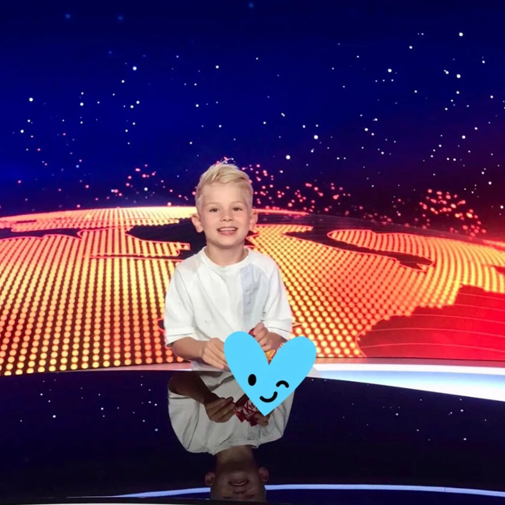 Adamko sa prišiel pozrieť do štúdia Televíznych novín.