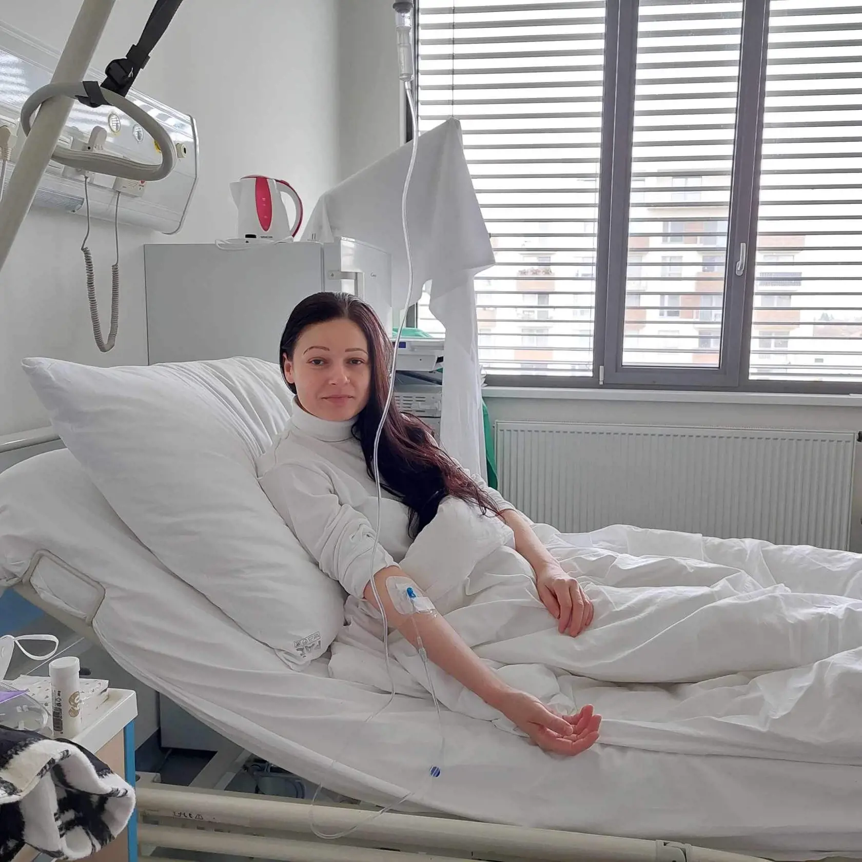 Popritom všetkom sa stará o svojho manžela a sprevádza ho aj k lekárom. “Mamička to robí s láskou, aj keď už niekedy nevládze, ale vždy stojí po jeho boku,” poznamenáva Janka smutne.