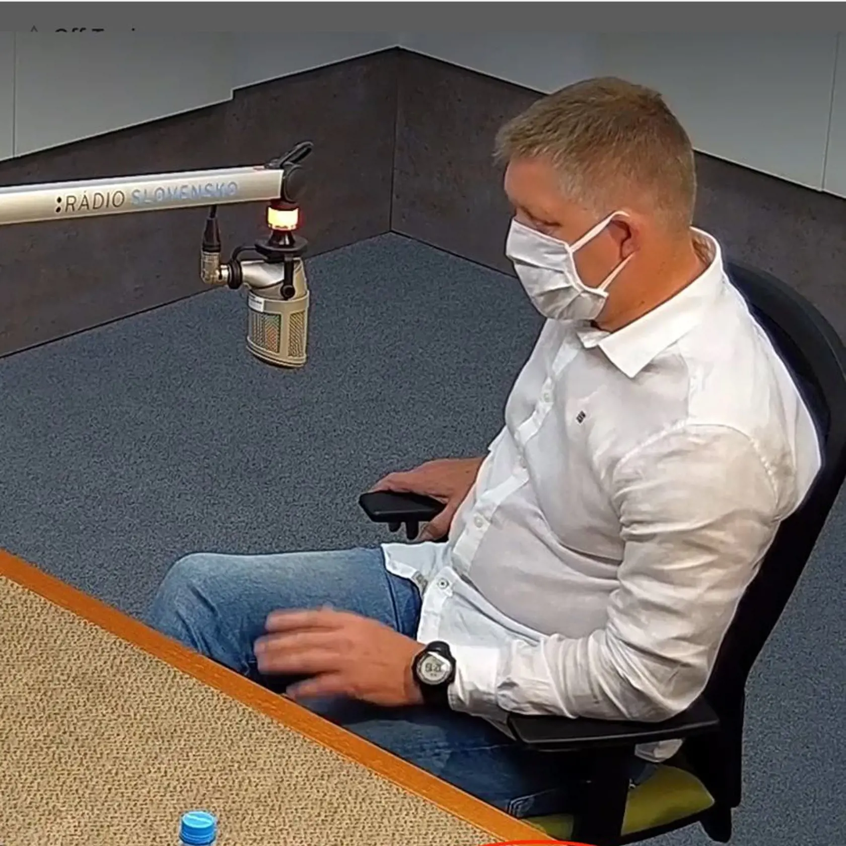 Robert Fico - mobilný telefón od Vertu