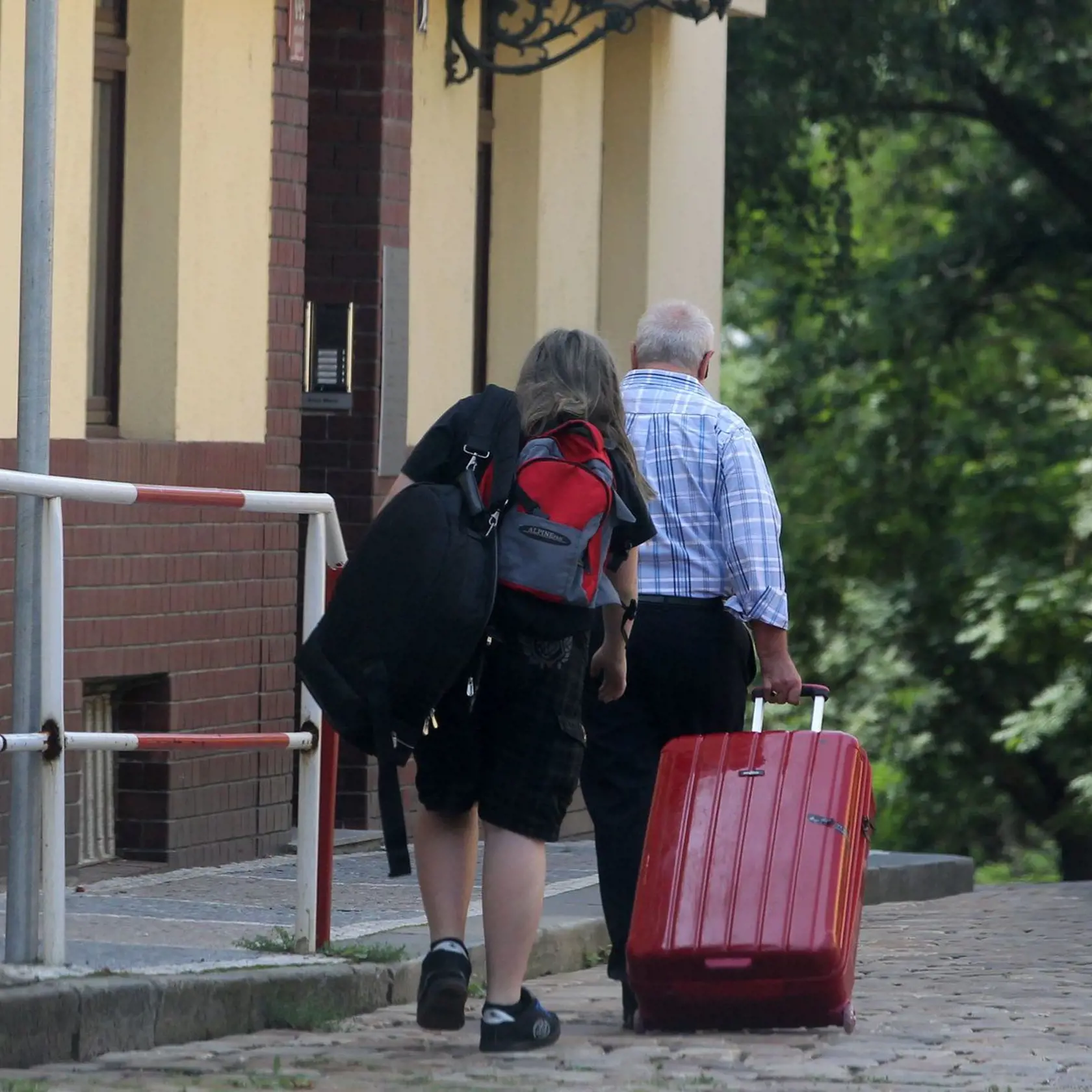Máma se skrývá, Artur se proto po návratu z tábora uchýlil k tátovi.