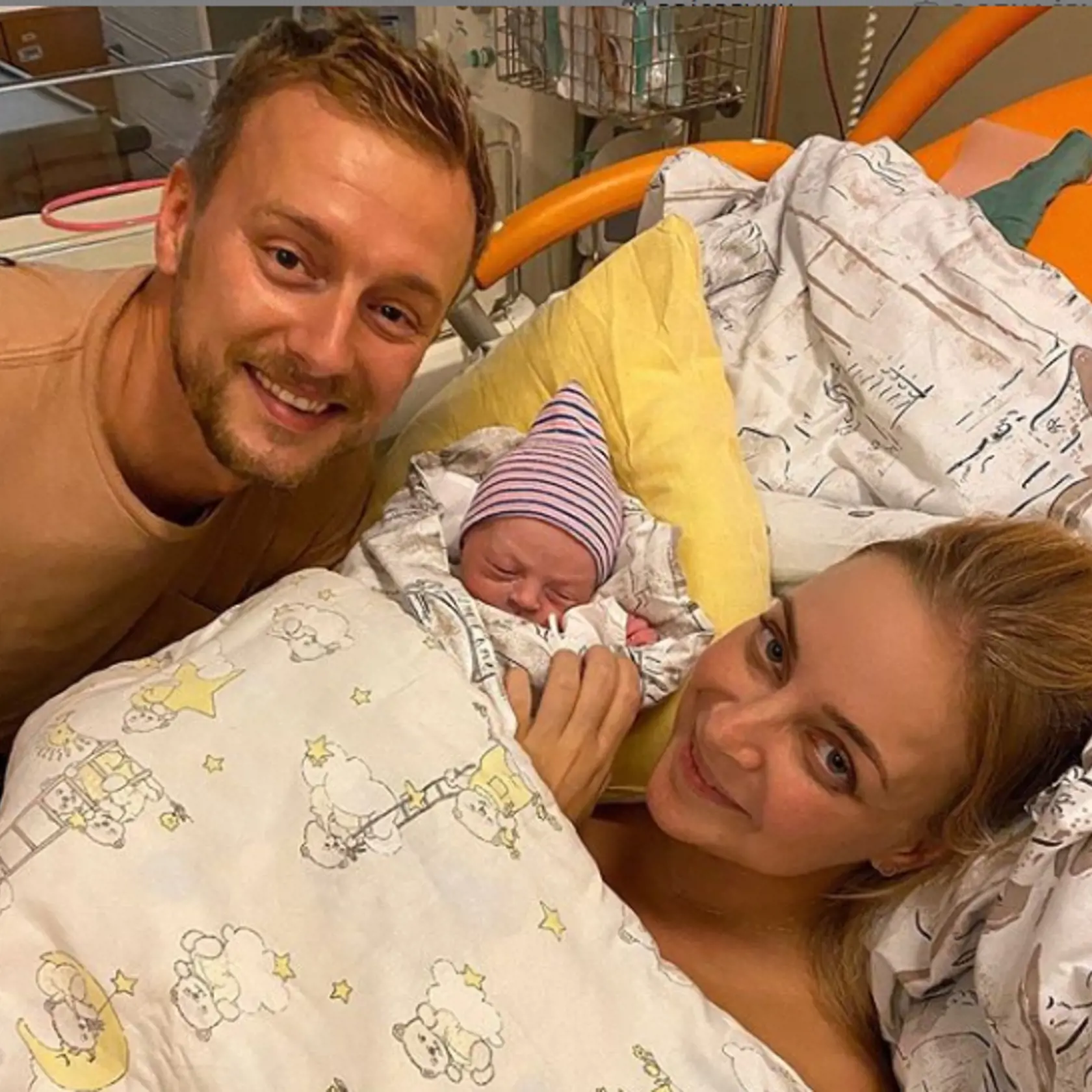 Markéta sa stala mamou: "Amálie💕. Poklad v náručí🙏🏻 vitaj slniečko☀️. Už teraz má naša dcéra svoju hlavu, proste už chcela byť s nami😌! Najkrajší moment ťa uvidieť a pritúliť si ťa k sebe!"