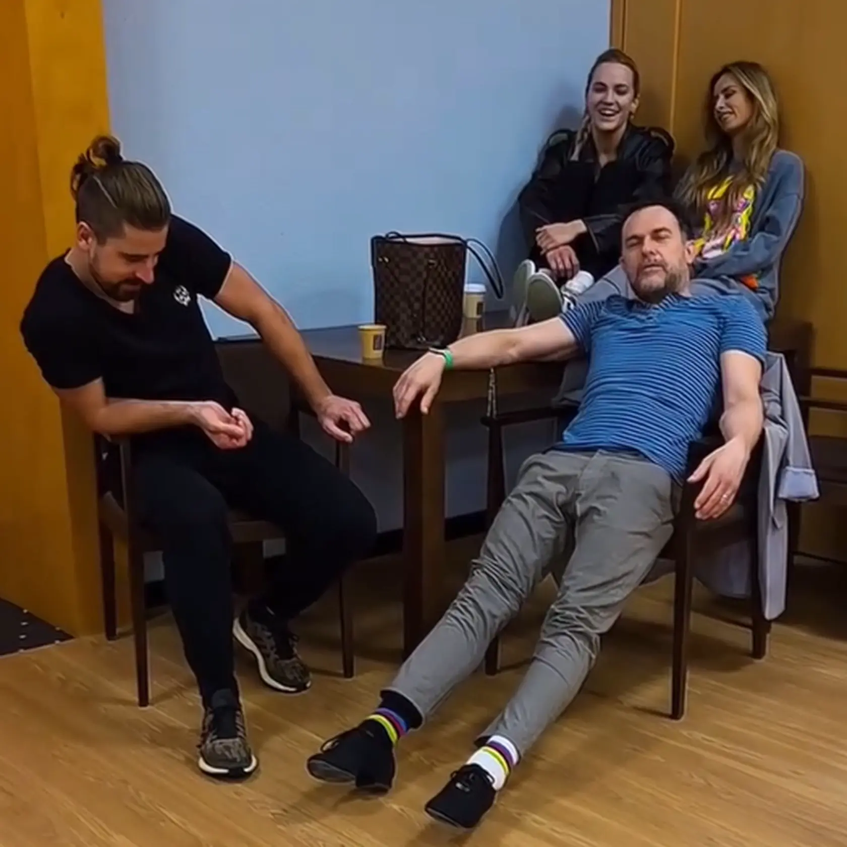 Veľmi dobre sa na celej situácii zabávali aj ich tanečné partnerky.