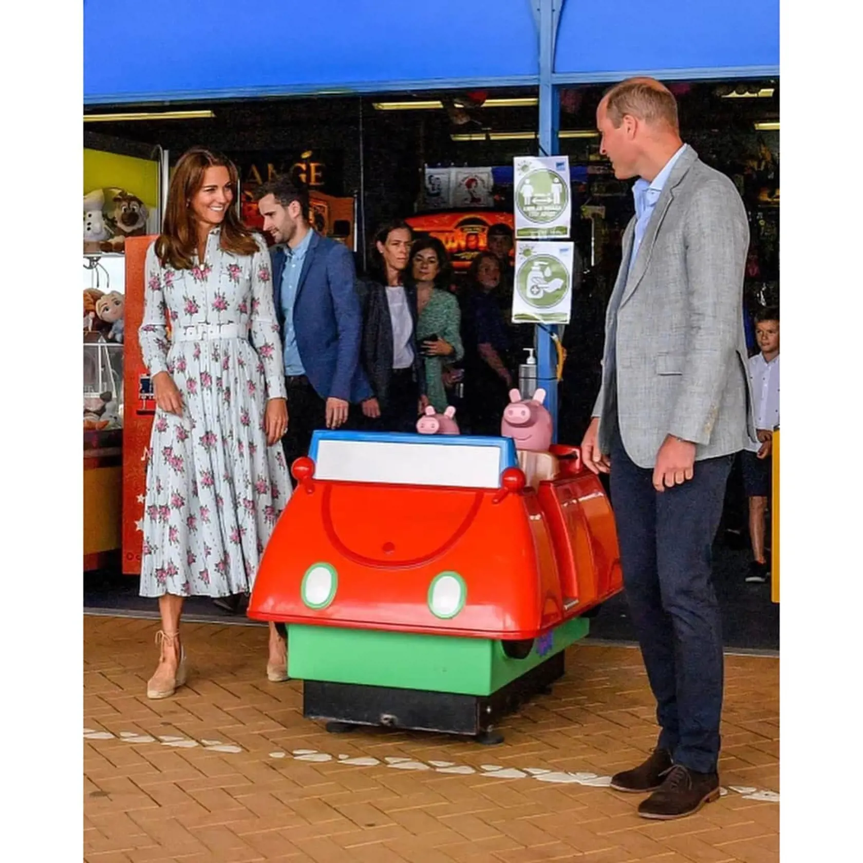 Kate s Williamom na záberoch akoby omladli o dobrých desať rokov. Neváhali vyskúšať ani výherné automaty, v ktorých sa Kate snažila uloviť chutné plyšové zvieratko.