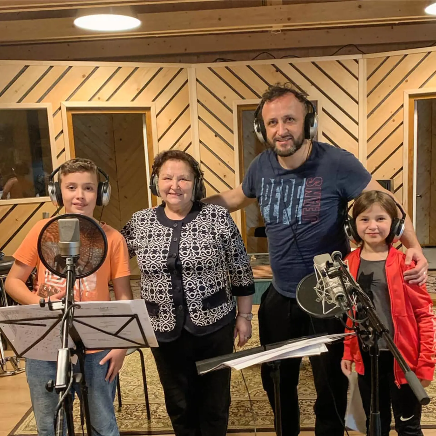 U Kandráčovcov spieva celá rodina - zľava Ondrejko, babka Monika, Ondrej a Emka.