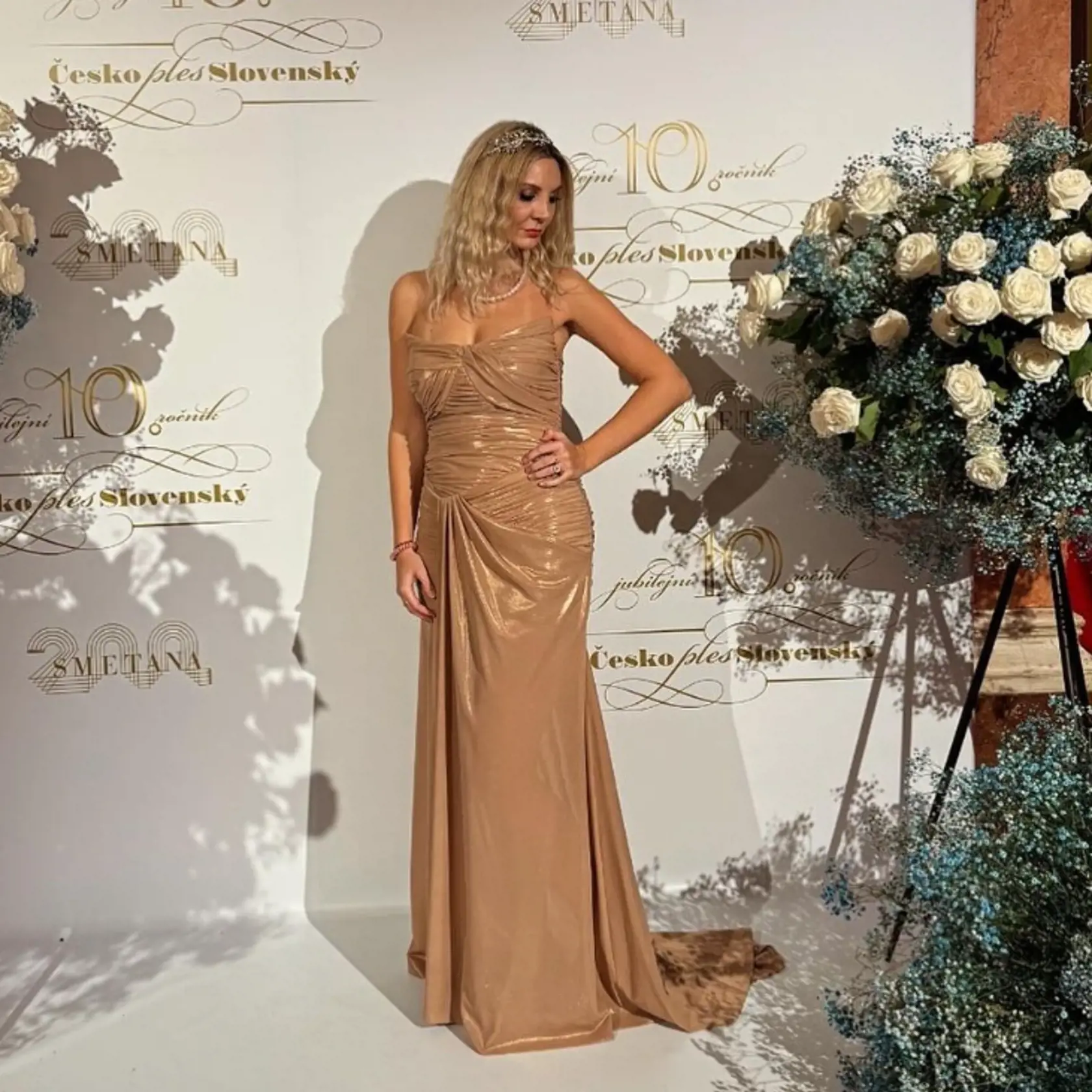 Šéfka šoubiznisu a zástupkyňa šéfredaktora Plus JEDEN DEŇ Diana Drobuliaková. Za krásne šaty ďakujeme salónu BRIDA studio.