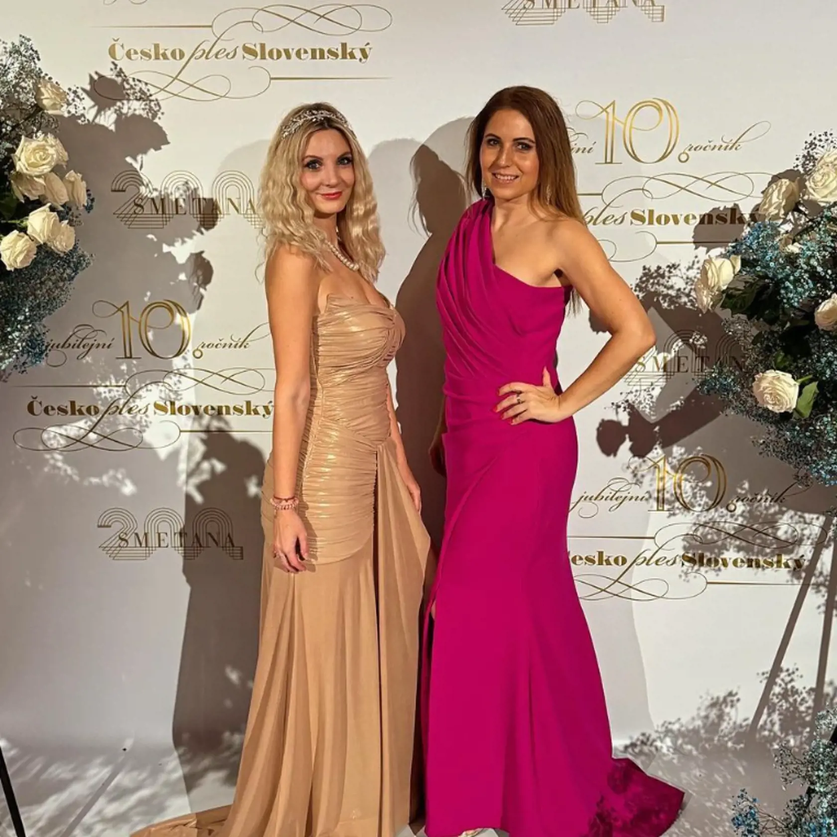 Šéfka šoubiznisu a zástupkyňa šéfredaktora Plus JEDEN DEŇ Diana Drobuliaková a redaktorka Alexandra Kmeťová. Za krásne šaty ďakujeme salónu BRIDA studio.