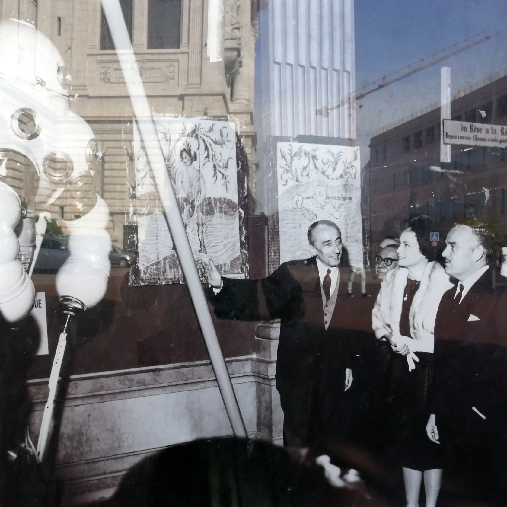 Riaditeľ oceánografického múzea Jacques-Yves Cousteau sprevádza v roku 1962 po novej expozícii monacký kniežací pár knieža Rainiera a jeho manželku, známu herečku Grace Kelly.