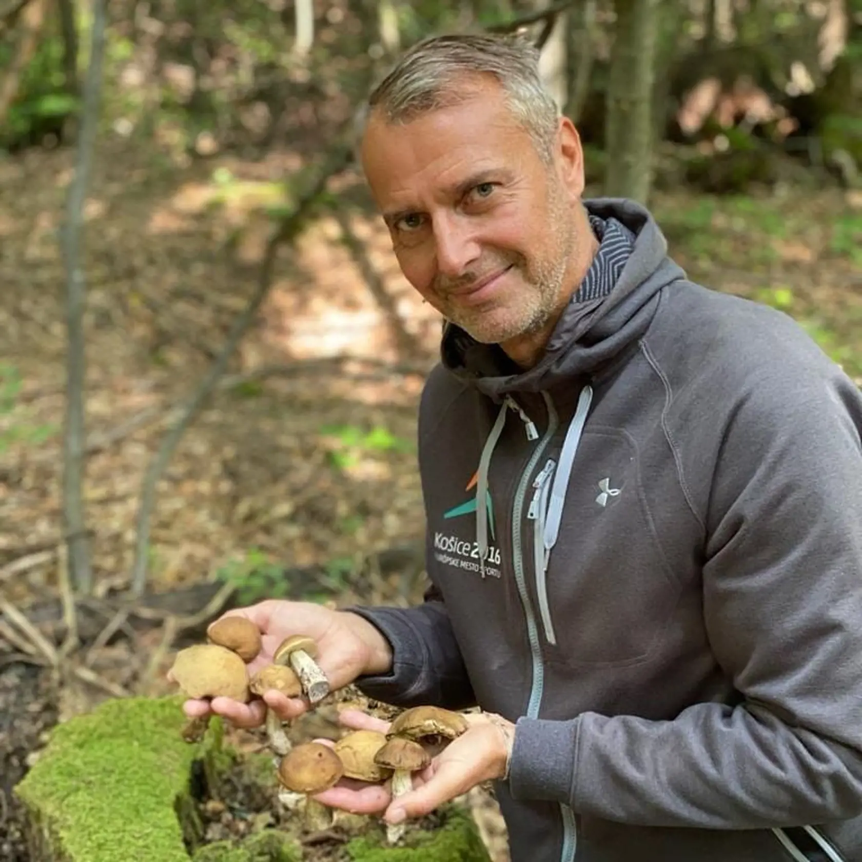 "RASTÚ AKO PO DAŽDI ✌️💦🍄 Našli ste už tento rok nejaké huby? Dnešná prechádzka lesom sa nám naozaj vydarila 👍 Nielen kilometre po prírode v nohách, ale dnes aj krásny úlovok v podobe dubákov a kozákov 🤗," napísal poslanec Hlasu-SD Richard Raši.