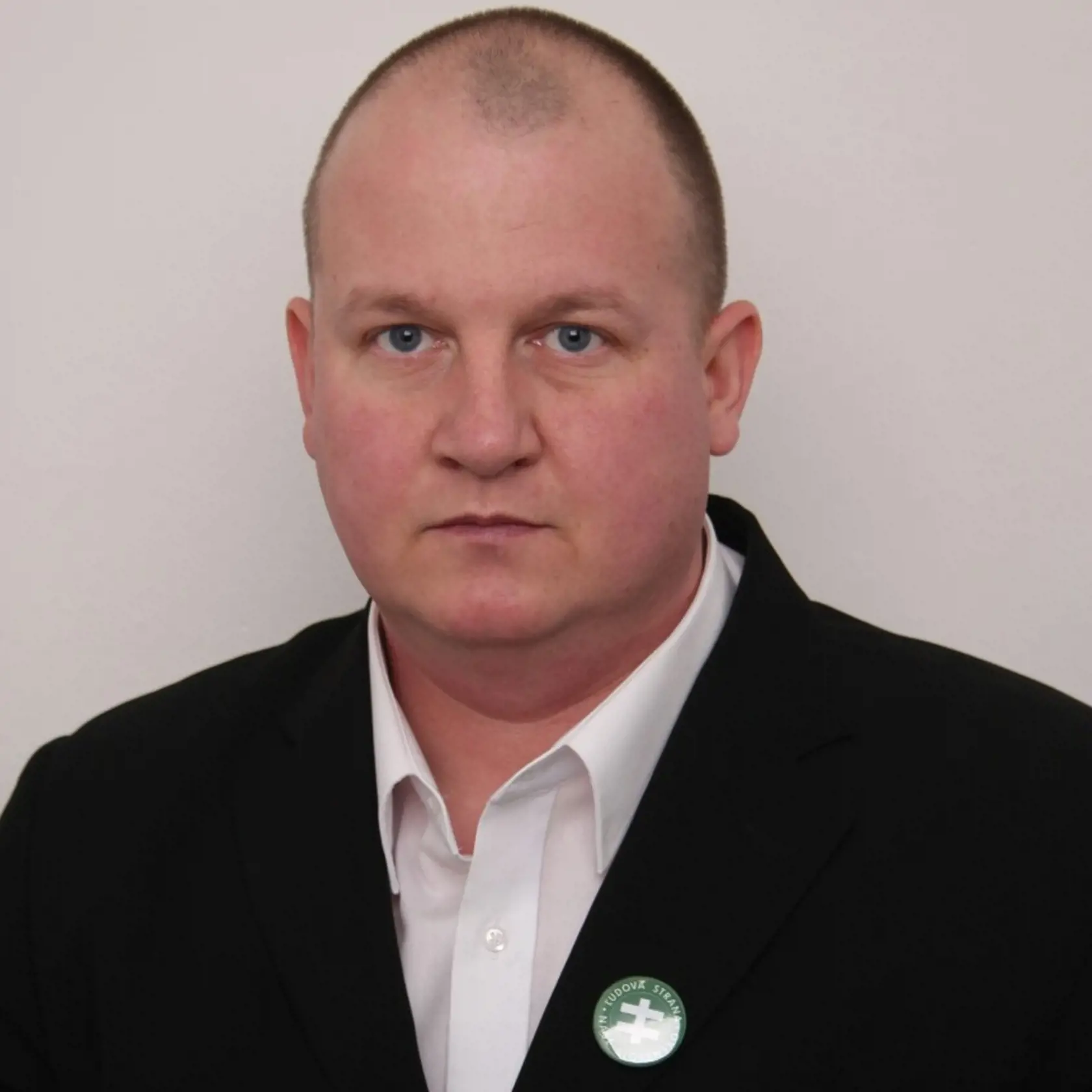 Kotlebov poslanec v Národnej rade SR Peter Krupa mal počas protestu fyzicky napadnúť policajta. Skončil zadržaný a momentálne je už aj trestne stíhaný.