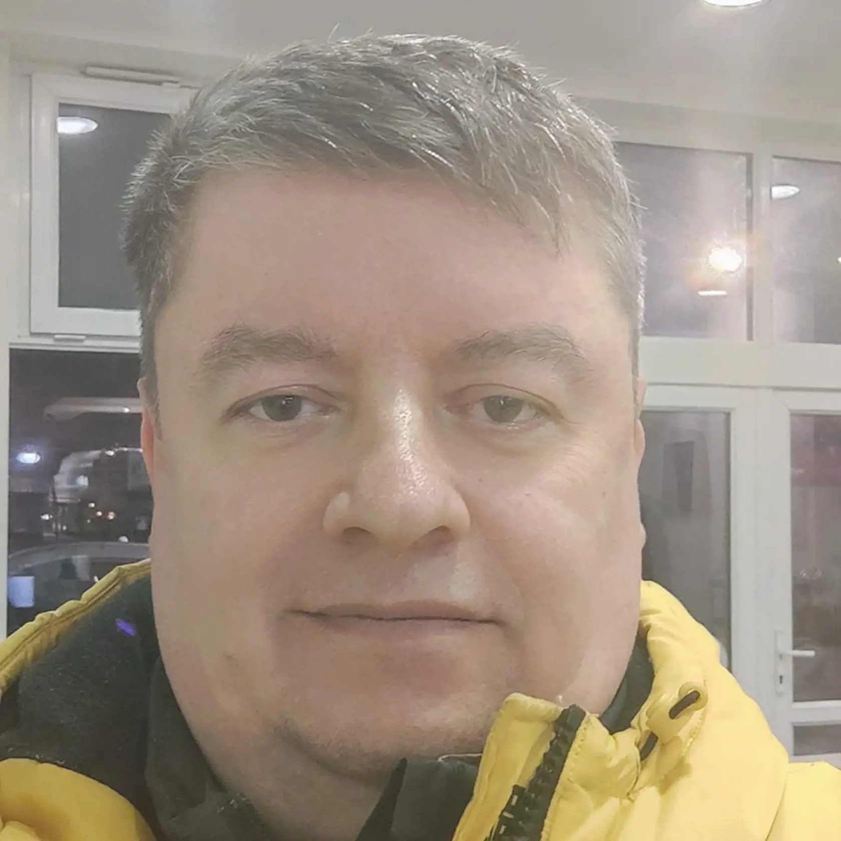 Péter: Keď človek podniká, niečo také ako pracovná doba nepozná. Zamestnanci sú rozmaznaní pracovnou dobou, majú veľa práv, príliš málo zodpovednosti. Slovenský Zákonník práce robí zo zamestnancov chránené osoby, podnikateľ je na tom úplne inak.