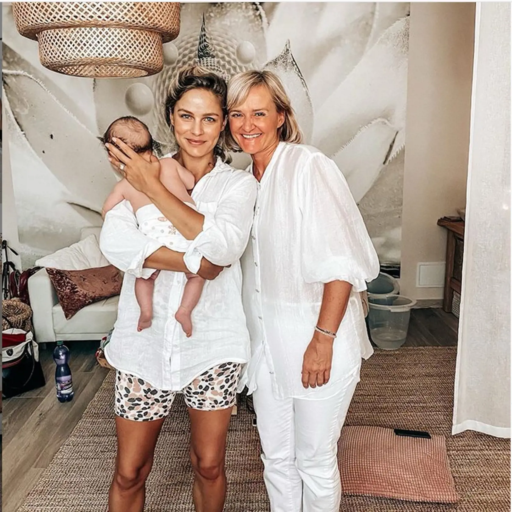 Ivanka ka fotke napísala:,, Dnešné doobedie bolo v znamení spa🥰 Náš večerný rituál s Bellou spojený s masážou a kúpeľom, bude od dnes takou čerešničkou na torte ☺️A teda ja tú masáž budem konečne vykonávať správne🙌🏼