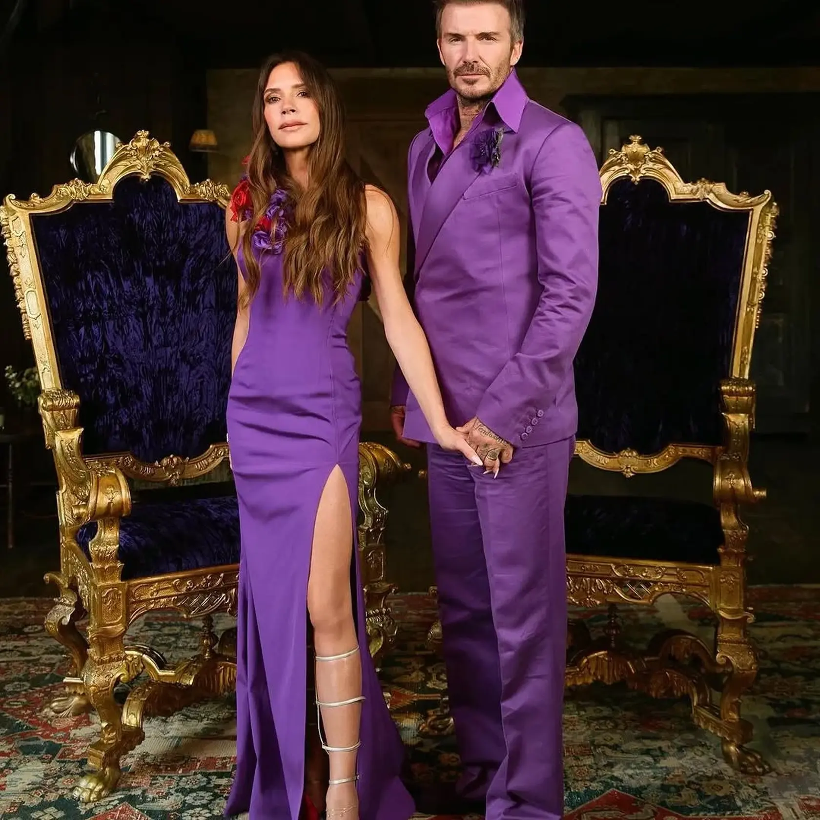 Beckhamovci a ich ikonický svadobný outfit, ktorý si vyskúšali aj po rokoch.