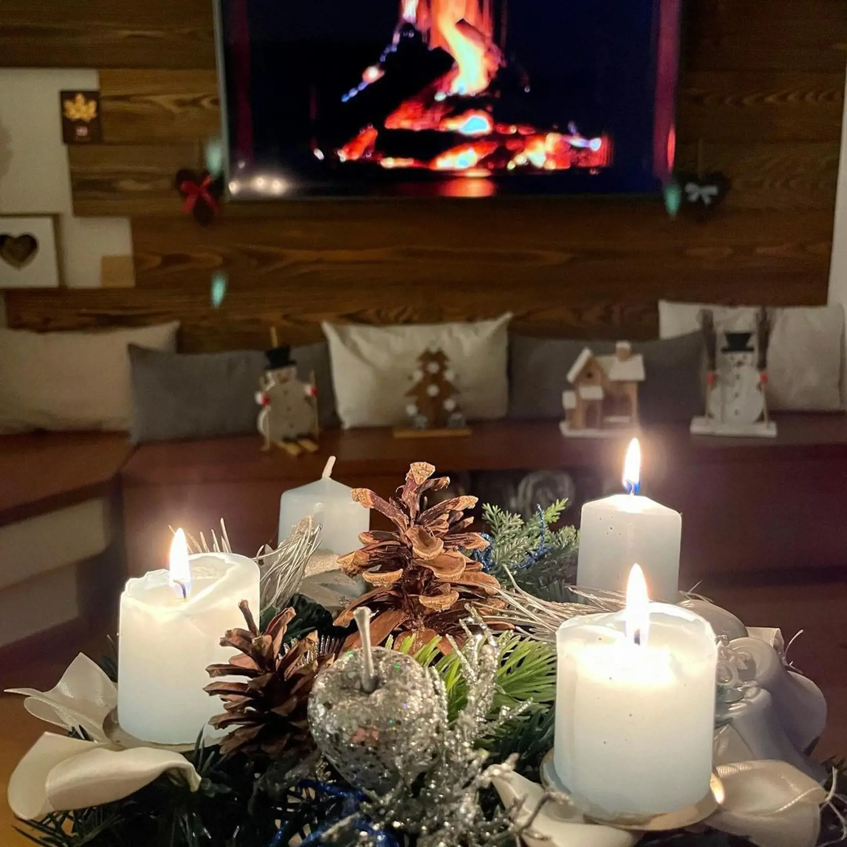Minuloročný adventný veniec s pohľadom na drevenú zástenu za televíziou.