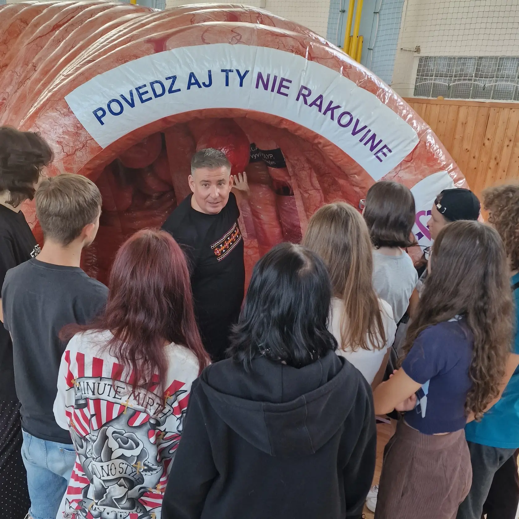 Patrik Herman, jeden zo zakladateľov organizácie NIE RAKOVINE robí interaktívnu osvetu v makete hrubého čreva
