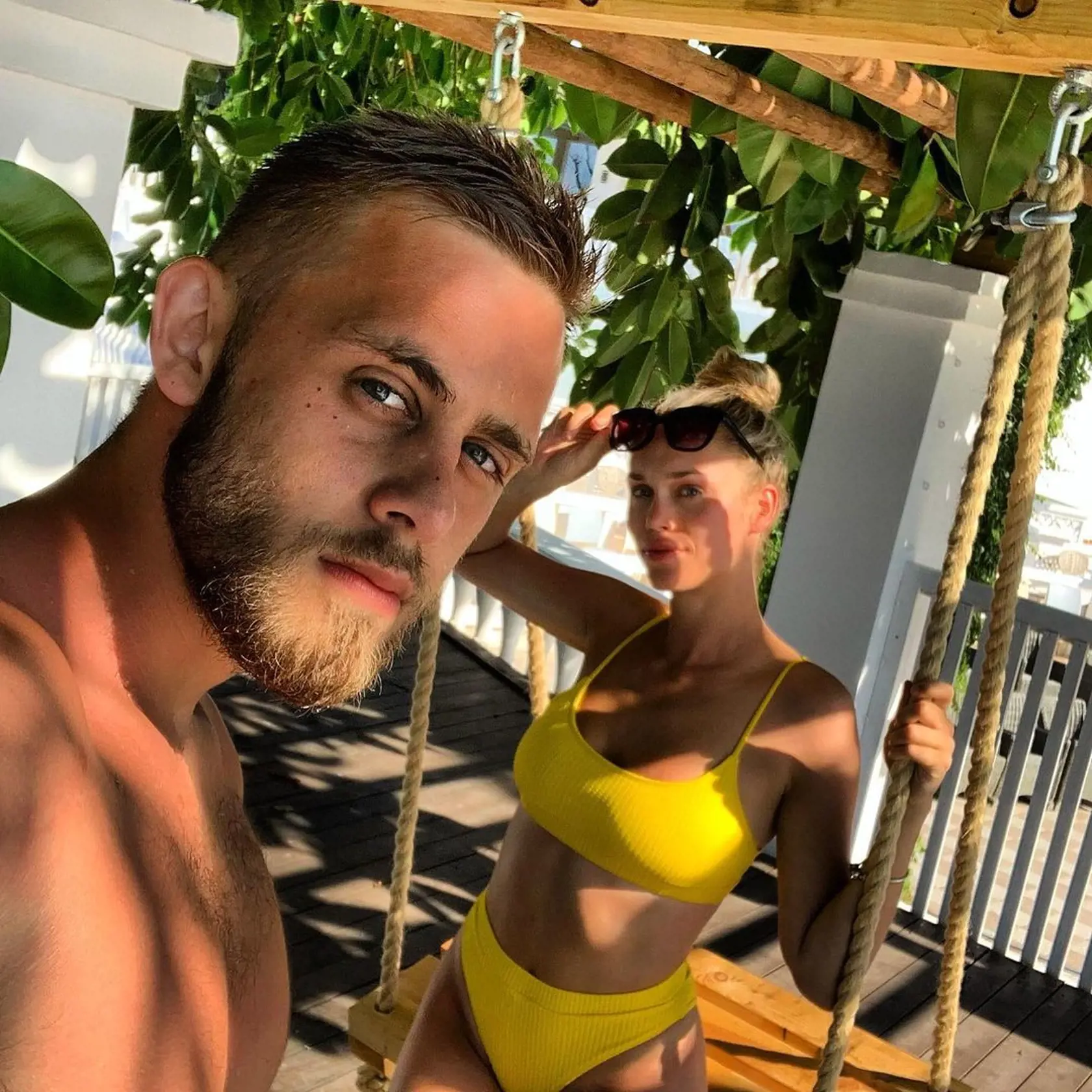 V skutočnom živote randí so sexi blondínkou