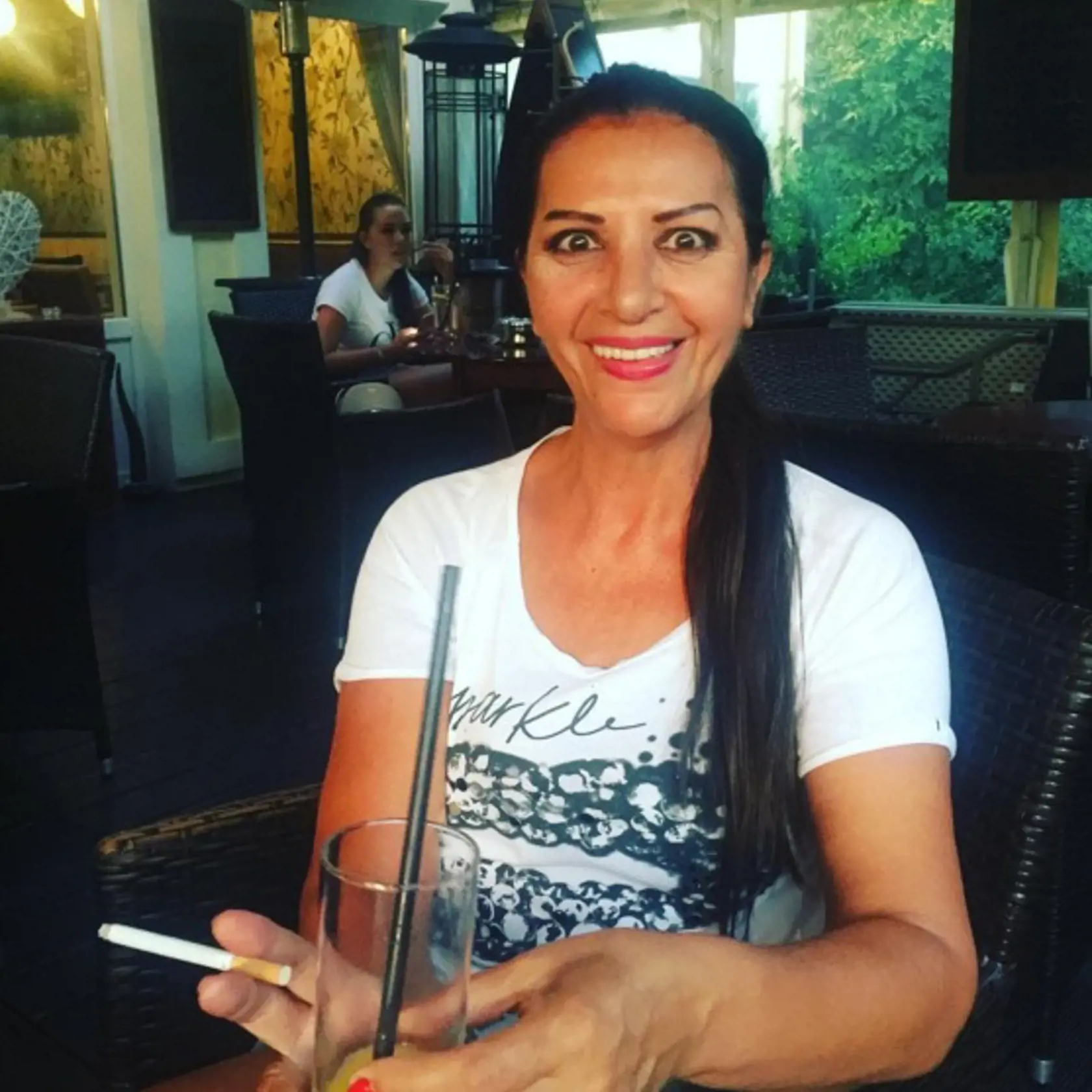 Ani Braňova exmanželka Nora, dnes už Kabrheľová, však nie je žiadny anjelik. Napriek tomu, že sa slovenskej verejnosti predstavila ako extravagantná boháčka milujúca luxus, táto bublina jedného dňa praskla a Nora skončila vo väzení. Tam sa dostala kvôli podvodom a podozrivým finančným machináciám. Z problémov ju paradoxne vytiahol jej súčasný manžel František Kabrheľ, kvôli ktorému sa do basy vlastne dostala.