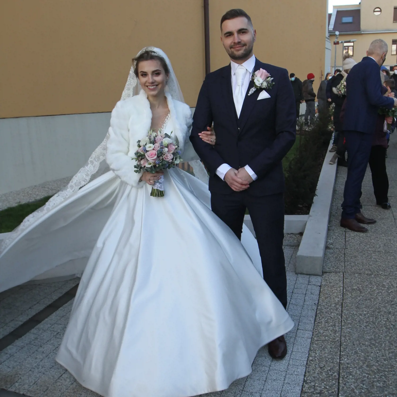 Dominika Stará má za sebou konečne svoj vysnívaný svadobný deň. V kostole Nenebovzatia Panny Márie v Šamoríne, si vzala Michala Jurenu.
