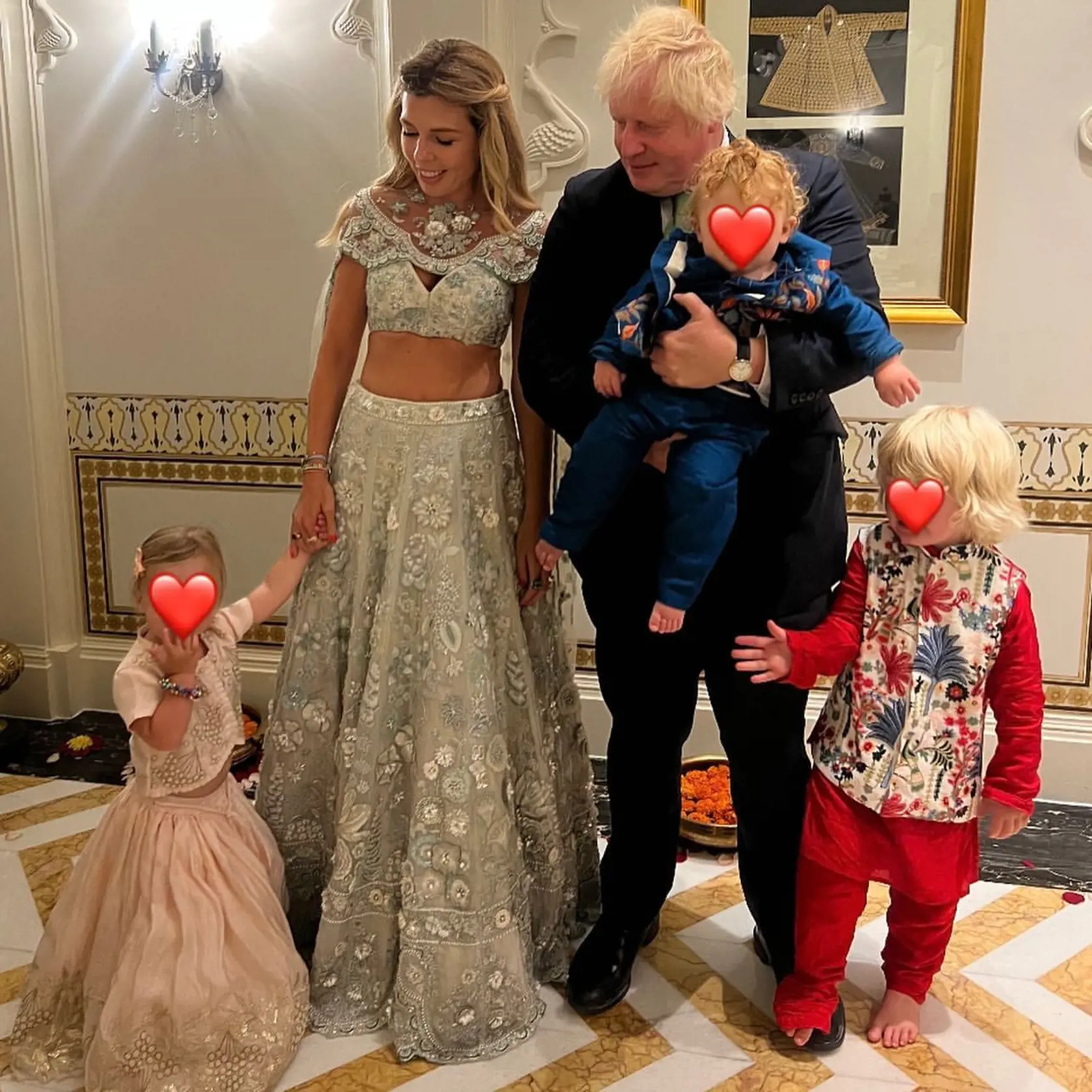 Nechýbali prominentní hostia, ako bývalý britský premiér Boris Johnson s manželkou a deťmi.