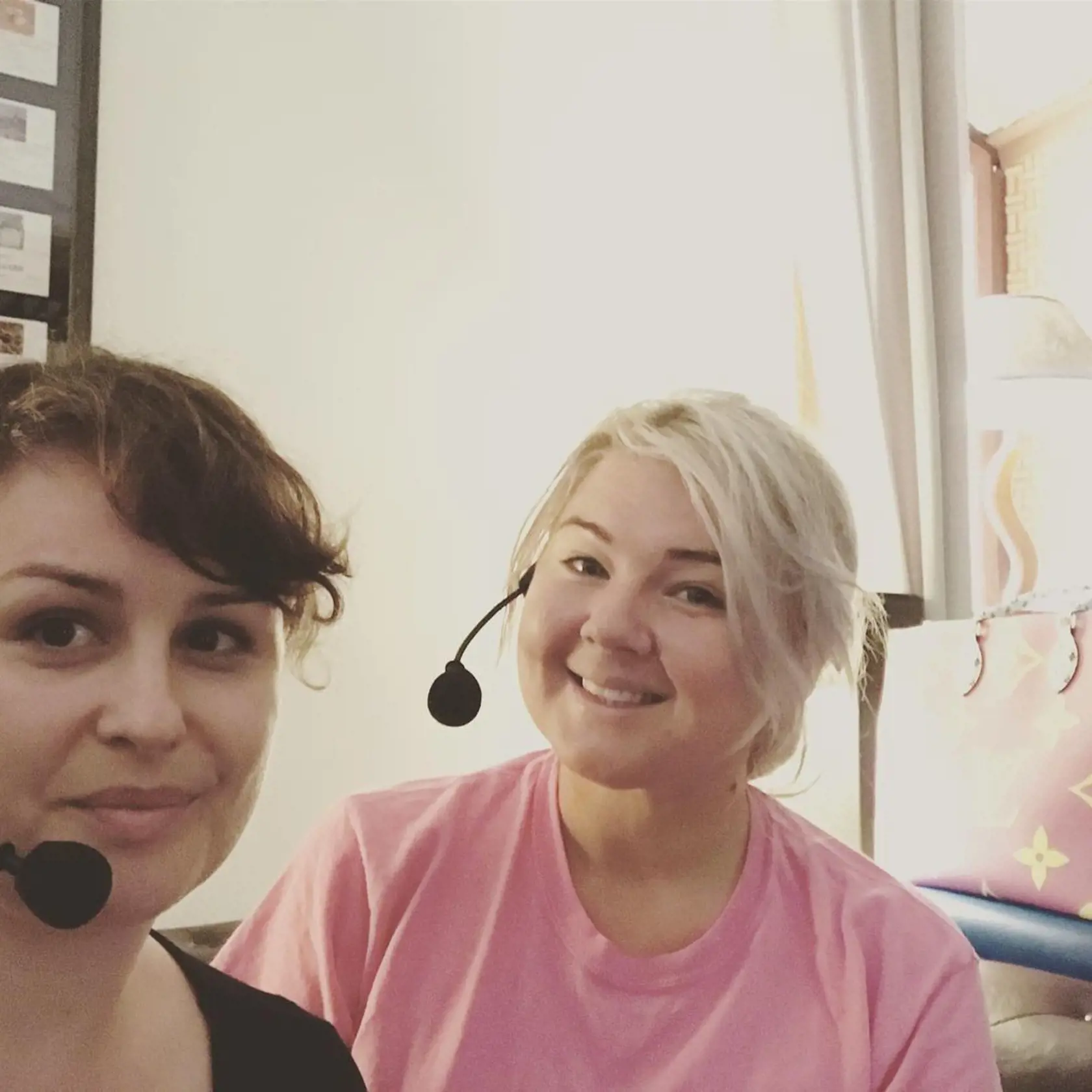 Peťa s Evelyn pri nahrávaní podcastu PS Jau to Bolelo