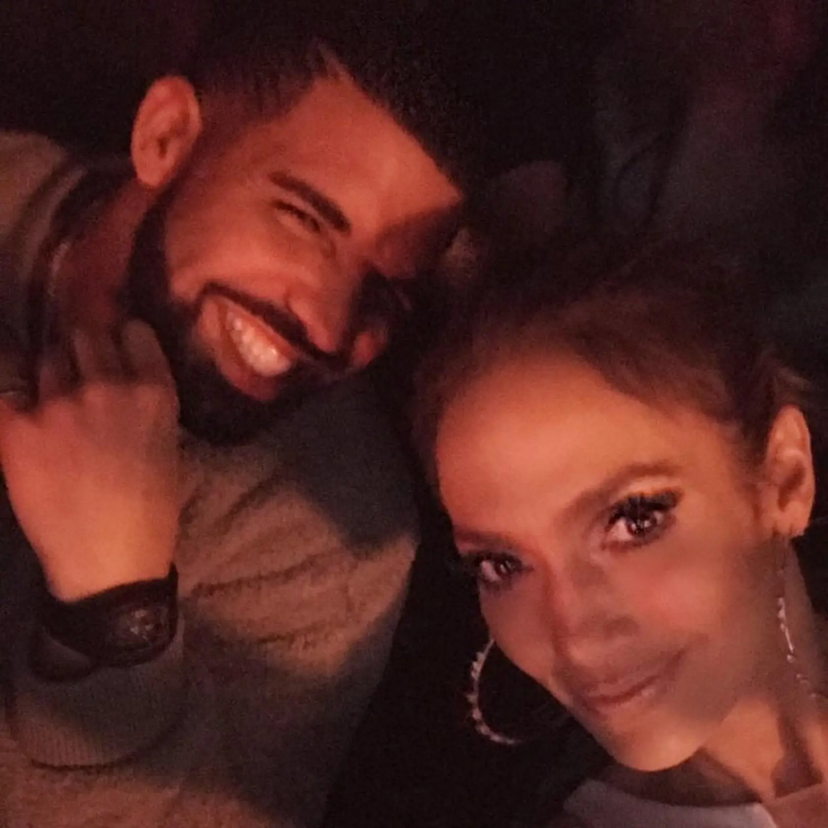 Pred istým časom sa šuškalo, že Jennifer a Drake tvoria pár.