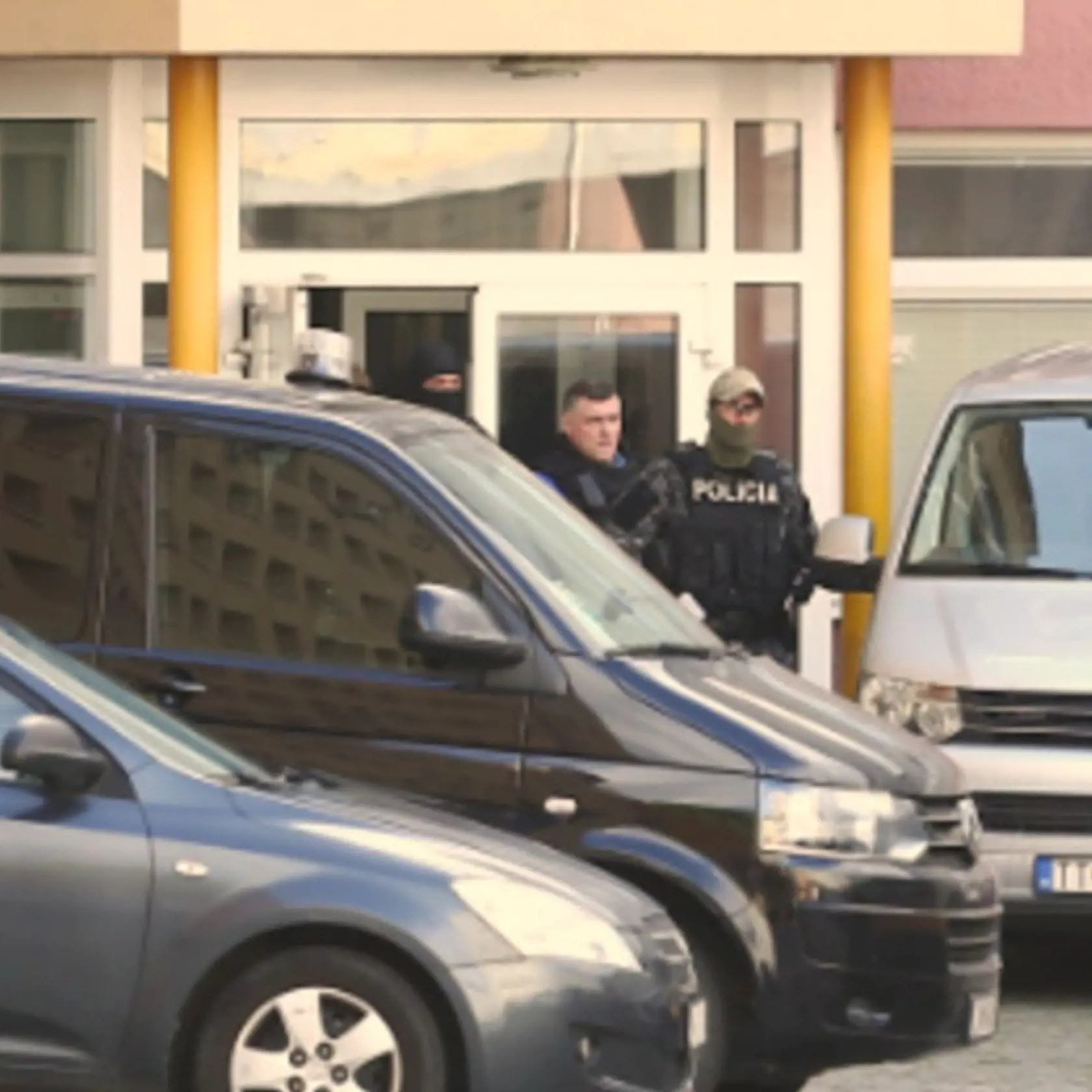 V nepriestrelnej veste: Nevedno prečo Mikuláša Černáka včera prevážali chráneného viac ako kedykoľvek inokedy.