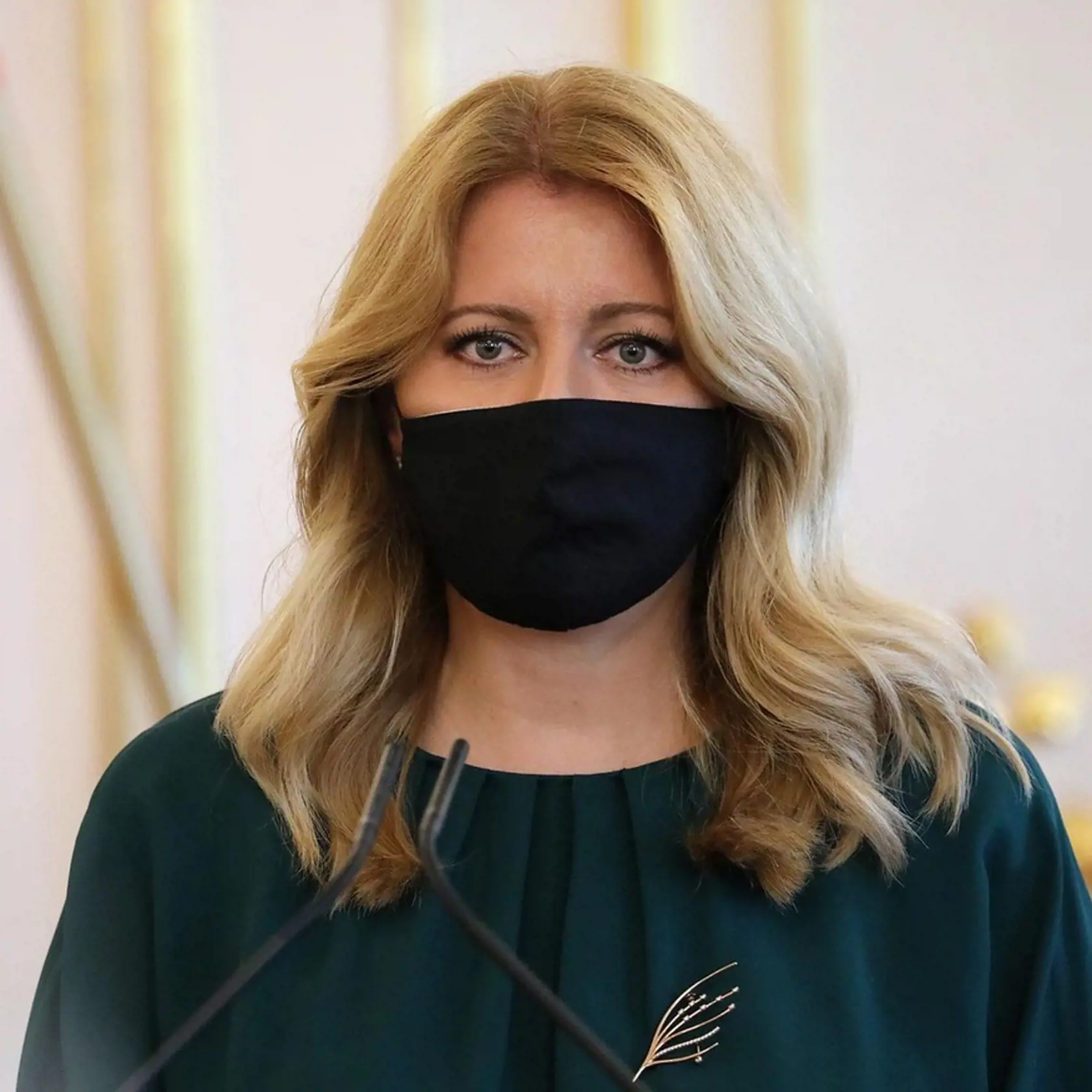 Zuzana Čaputová so šperkami od Nataši Štefunkovej. Jej unikátny štýl tvorby sa dá rozpoznať na prvý pohľad