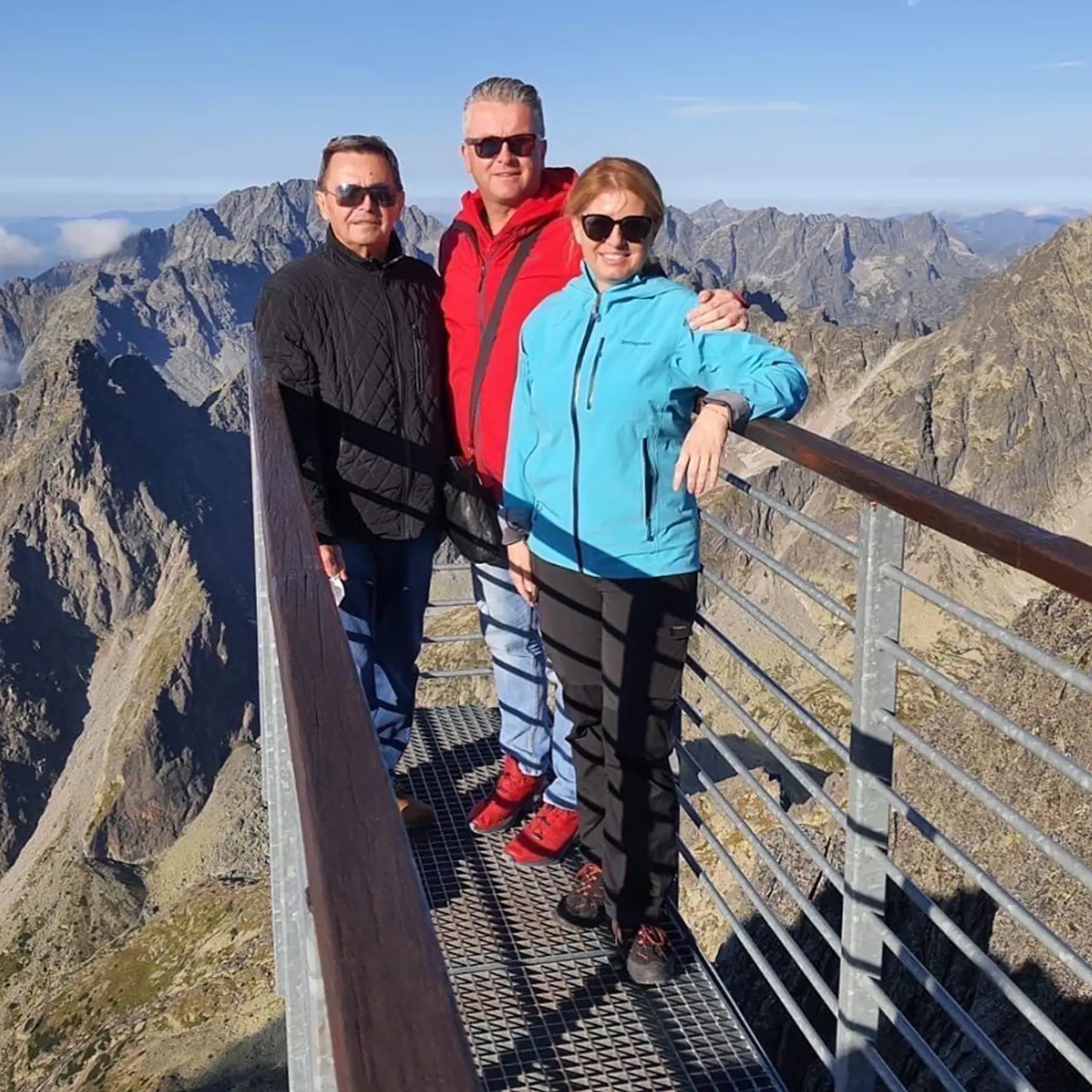 "Pozdravujem z Lomničáku.☀️ Zobrali sme hore aj nášho otca. Bývalý turista, orientačný bežec, ktorému už zdravie toľko nedovoľuje. Veľmi sa tešil, že nám to tak super vyšlo," napísala prezidentka o otcovi Štefanovi a bratovi Danielovi.