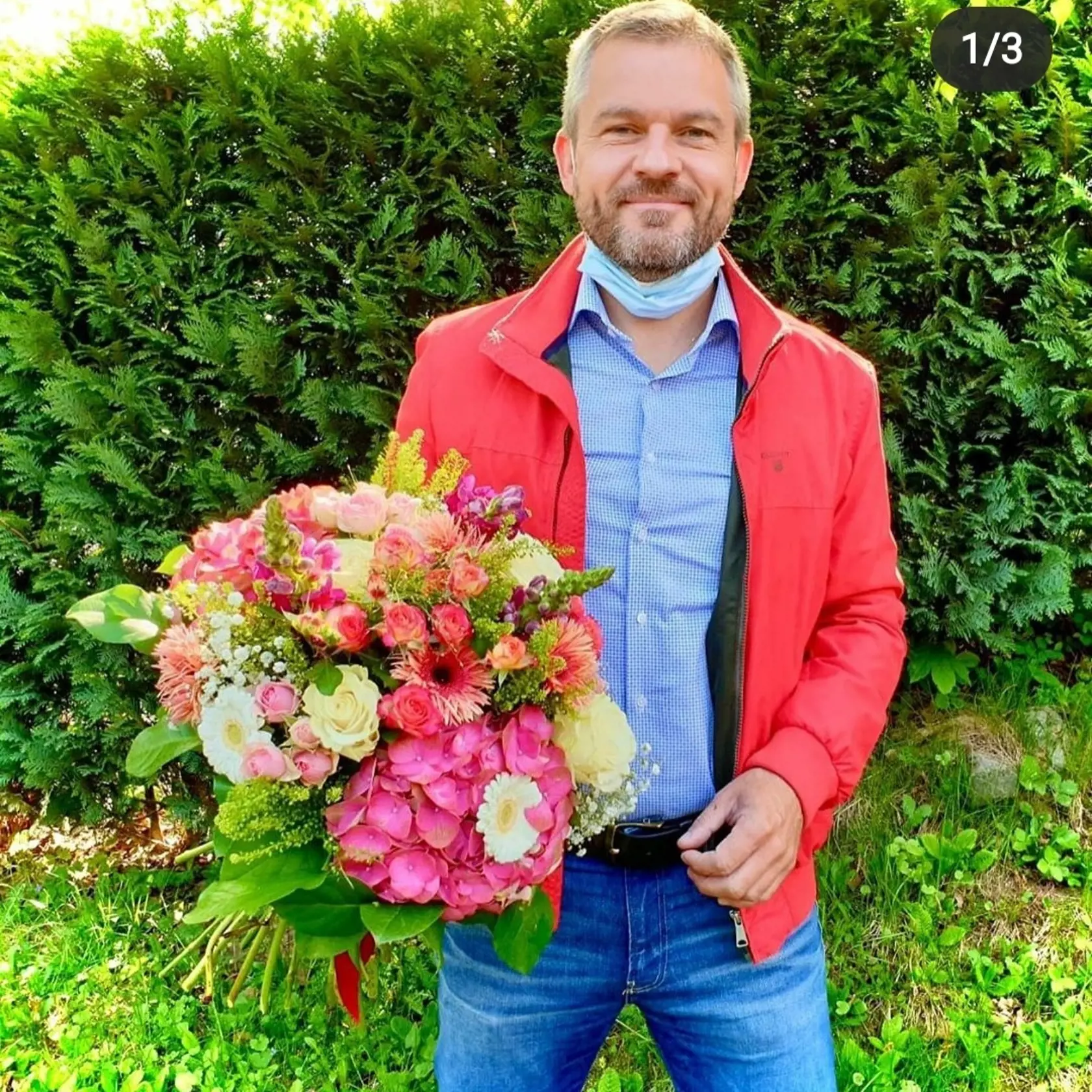 Peter Pellegrini s kyticou pre mamu.
