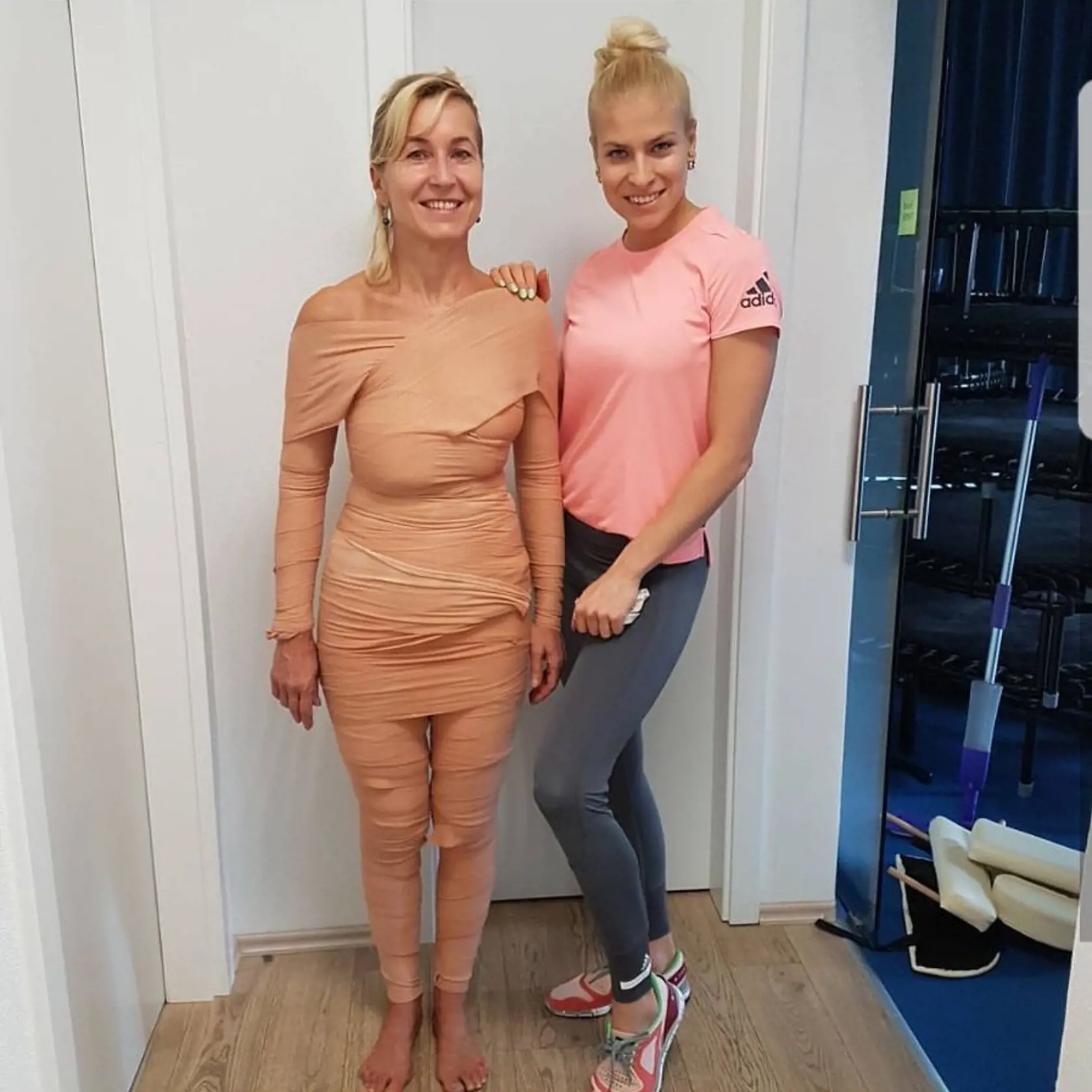 Alexandra Bočková s klientkou. Takto vyzerá Body Fit Wrap v praxi. 