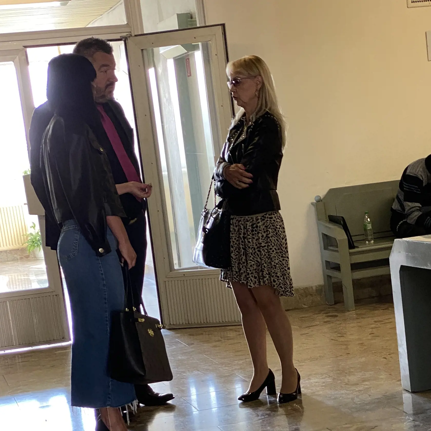 Manželka a dcéra Bakiho Sadikiho s jeho obhajcom Viktorom Križiakom.