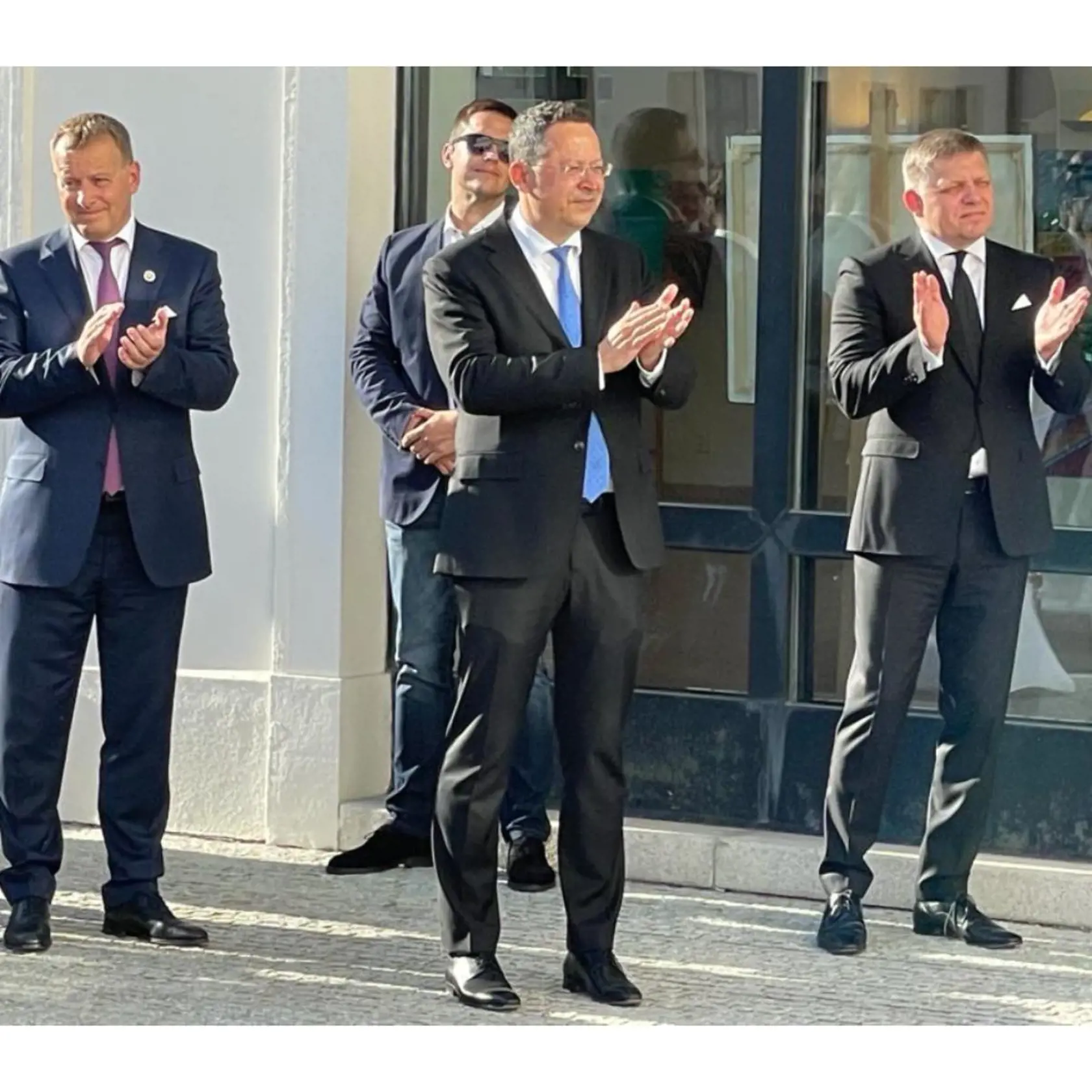 Vernisáž obrazov Ladislava Kamenického a krst nového CD Dušana Jarjabka. Na fotke Boris Kollár (vľavo), Kamenický a Robert Fico (vpravo)