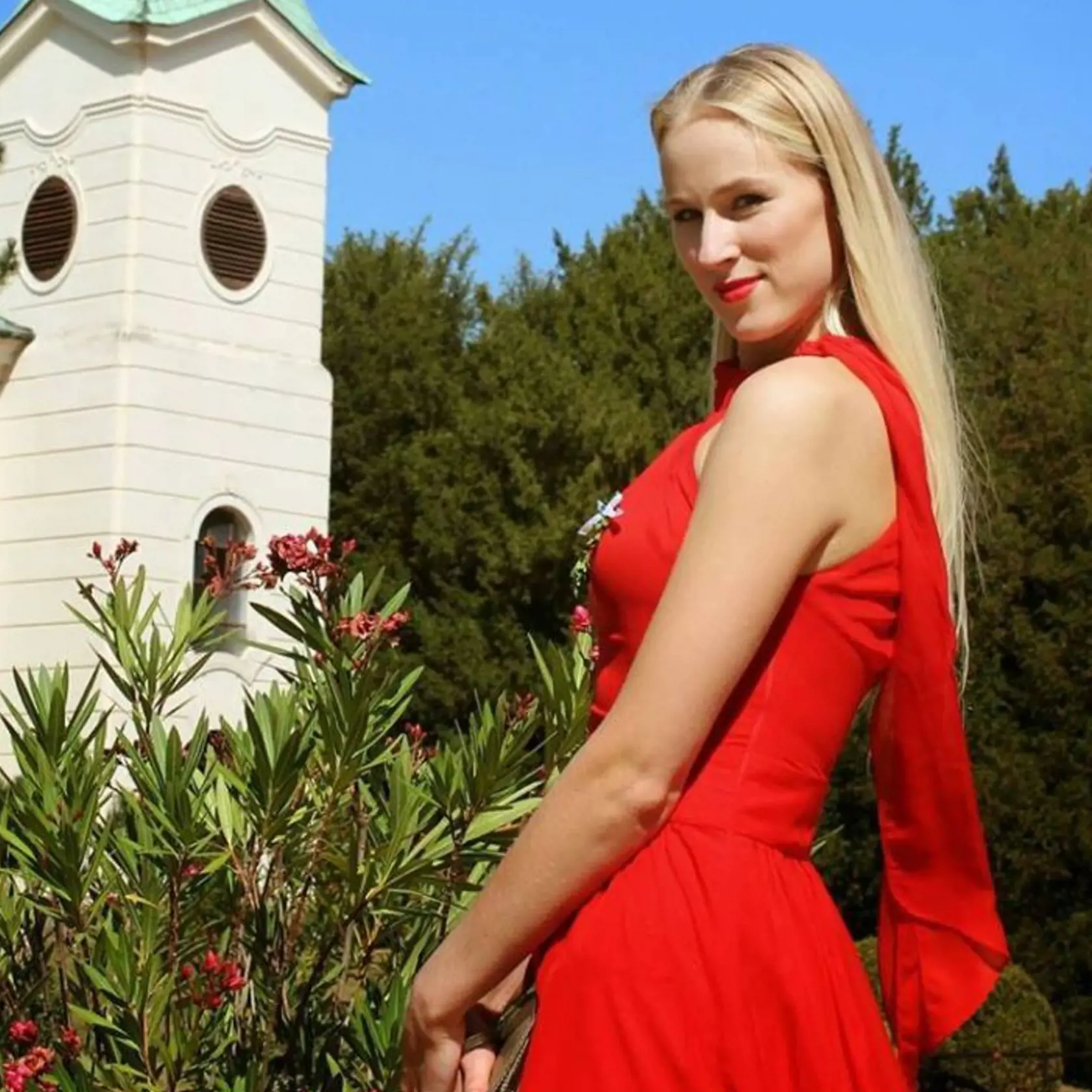 Herečka Veronika Kánska známa ako Blažena Škopková z komediálnej trilógie Slnko, seno… vydáva dcéru Annu Máriu. Berie si známeho českého zámožného podnikateľa, Richarda Chlada.